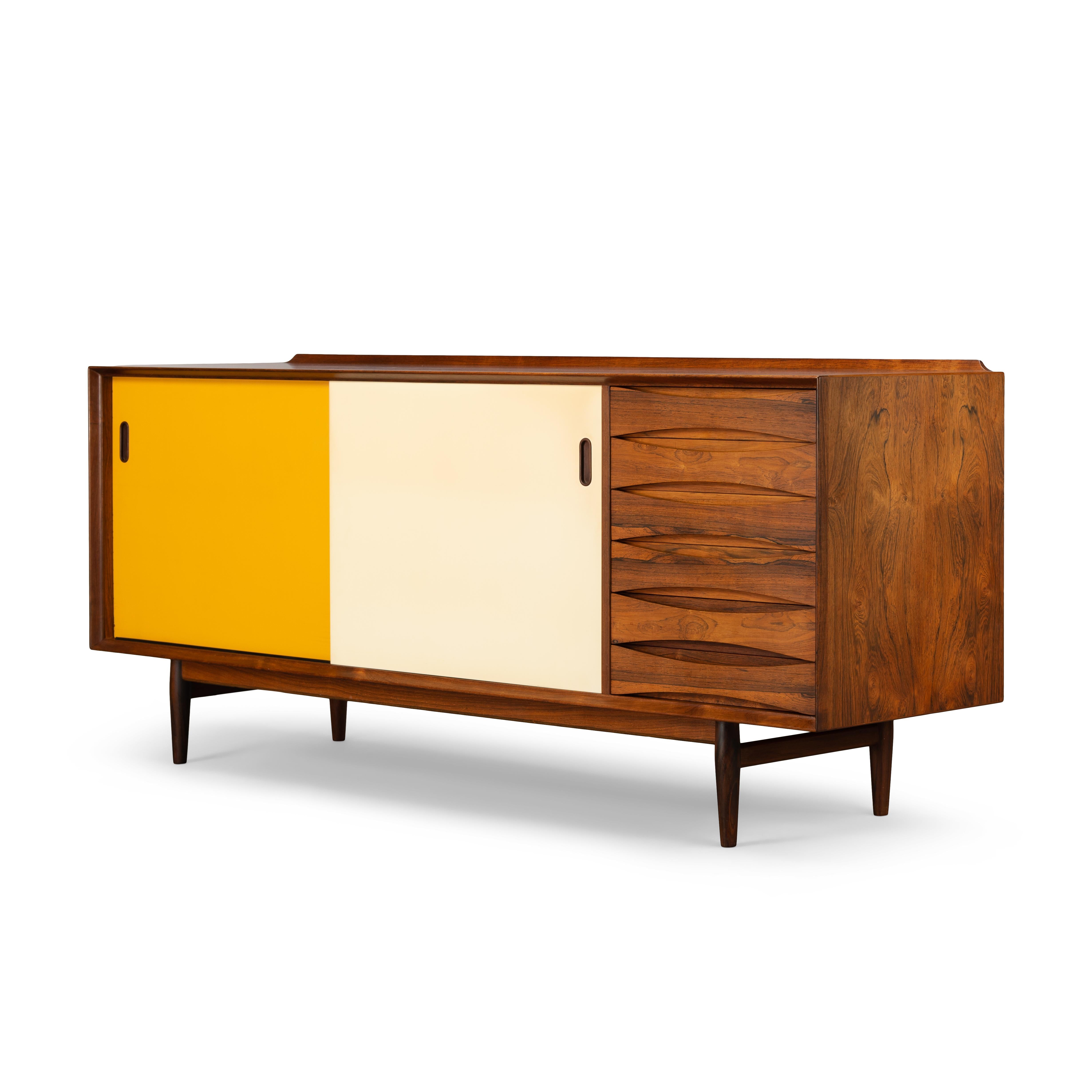 This model OS29 sideboard in rosewood by Arne Vodder for Sibast møbelfabrik is the epitome of high end Danish design cabinetry. And a rare find this gorgeous sideboard in rosewood. A design icon and highly desirable collectors piece for all of you