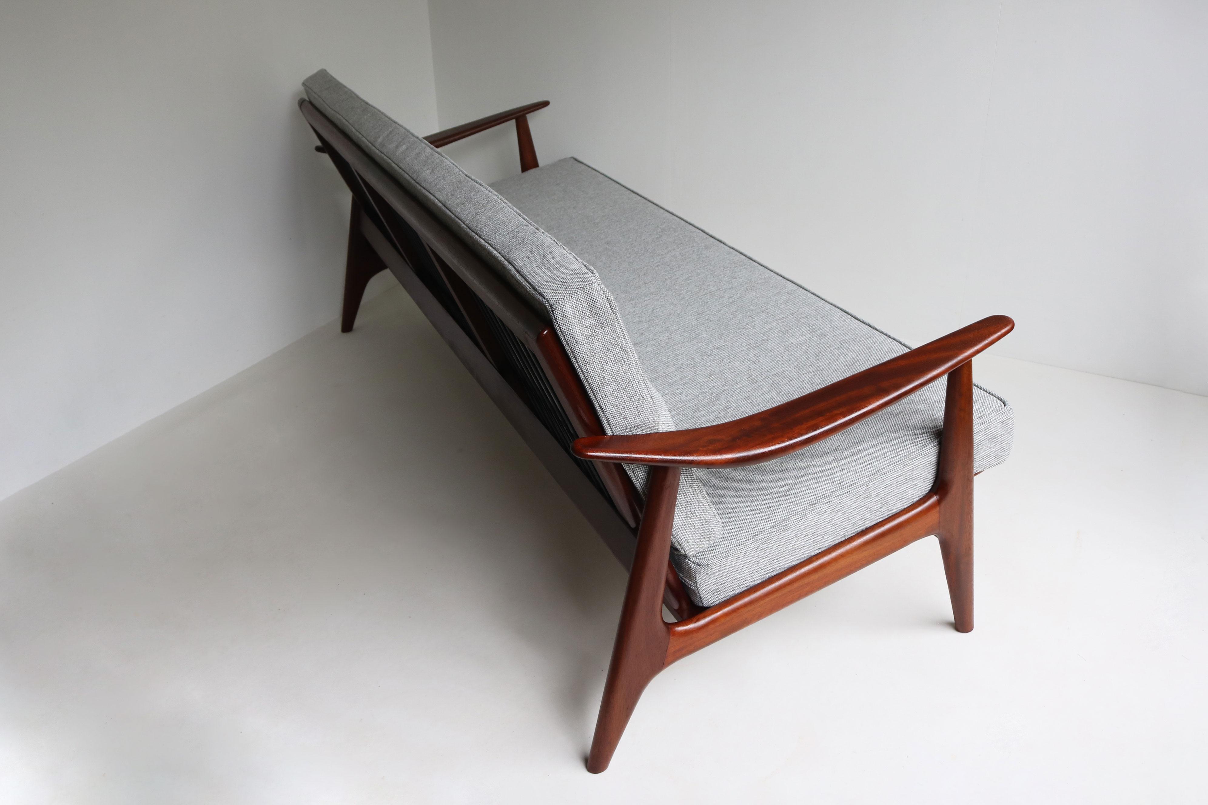 Canapé à trois places danois moderne du milieu du siècle dernier en teck gris vintage 1950 en vente 3