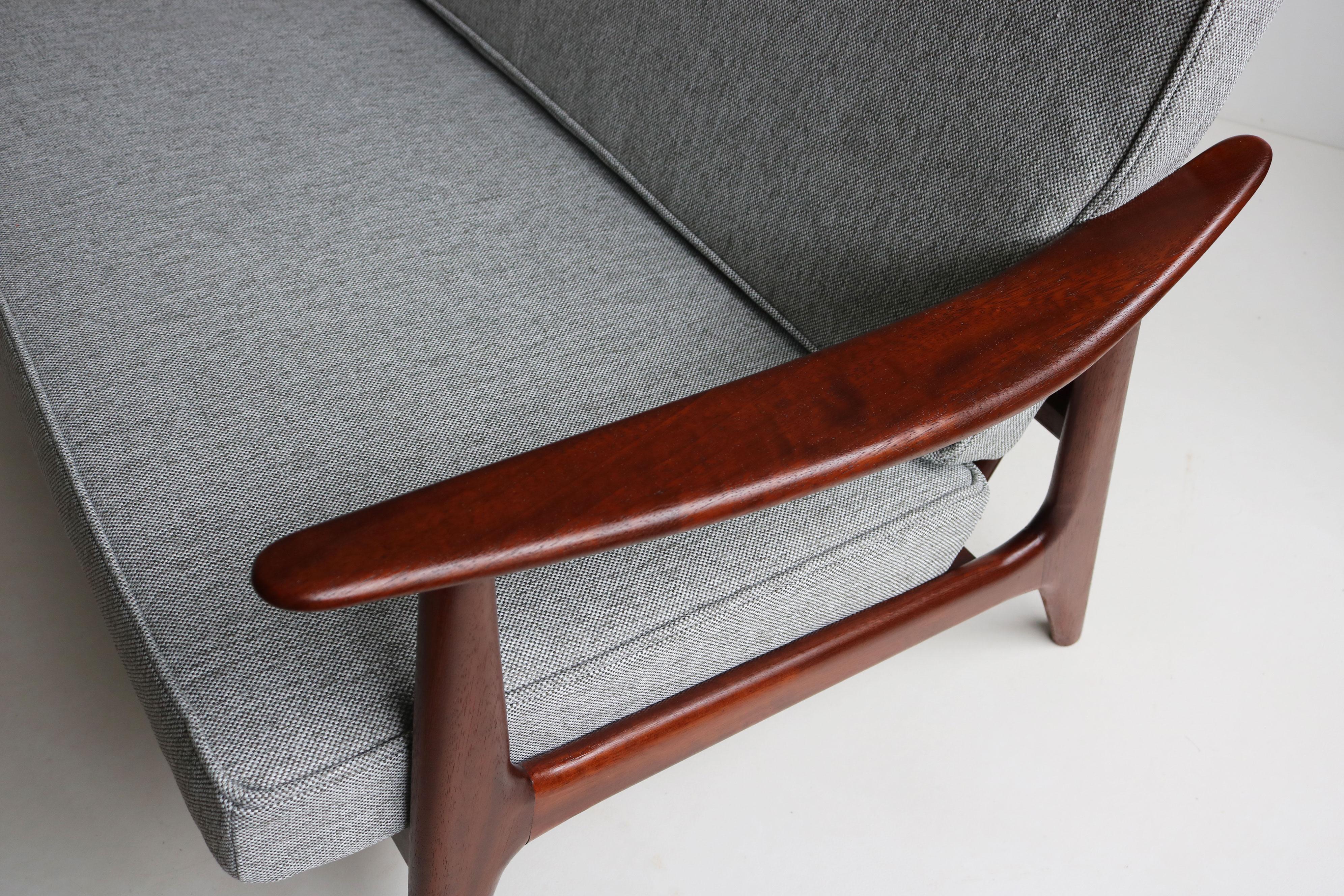 Voici une pièce intemporelle du design danois du milieu du siècle. Ce canapé, produit en 1950 au Danemark, est fabriqué de manière experte en bois de teck. Restauré &New dans un élégant tissu gris (coussins intérieurs/extérieurs entièrement neufs),