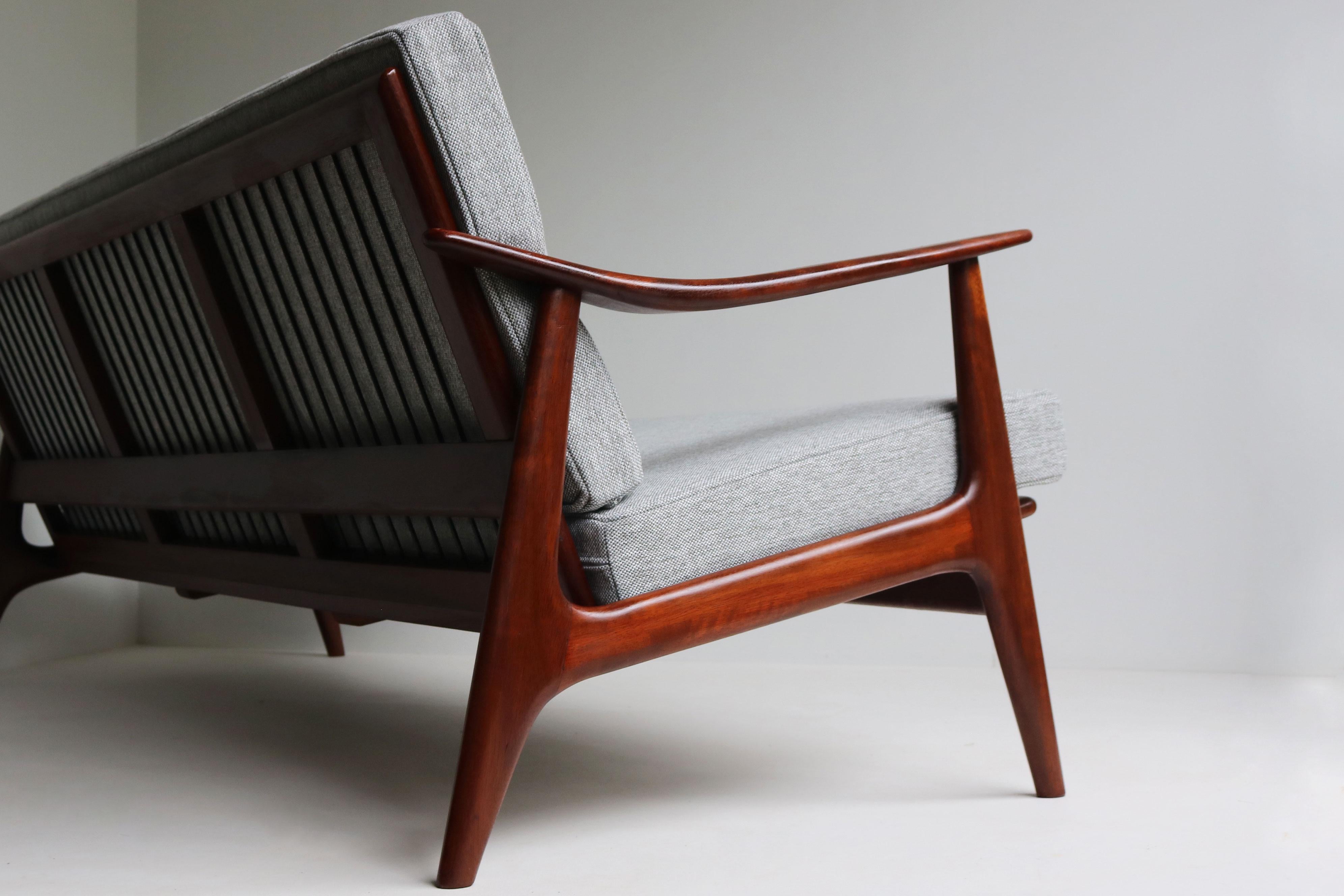 Danois Canapé à trois places danois moderne du milieu du siècle dernier en teck gris vintage 1950 en vente