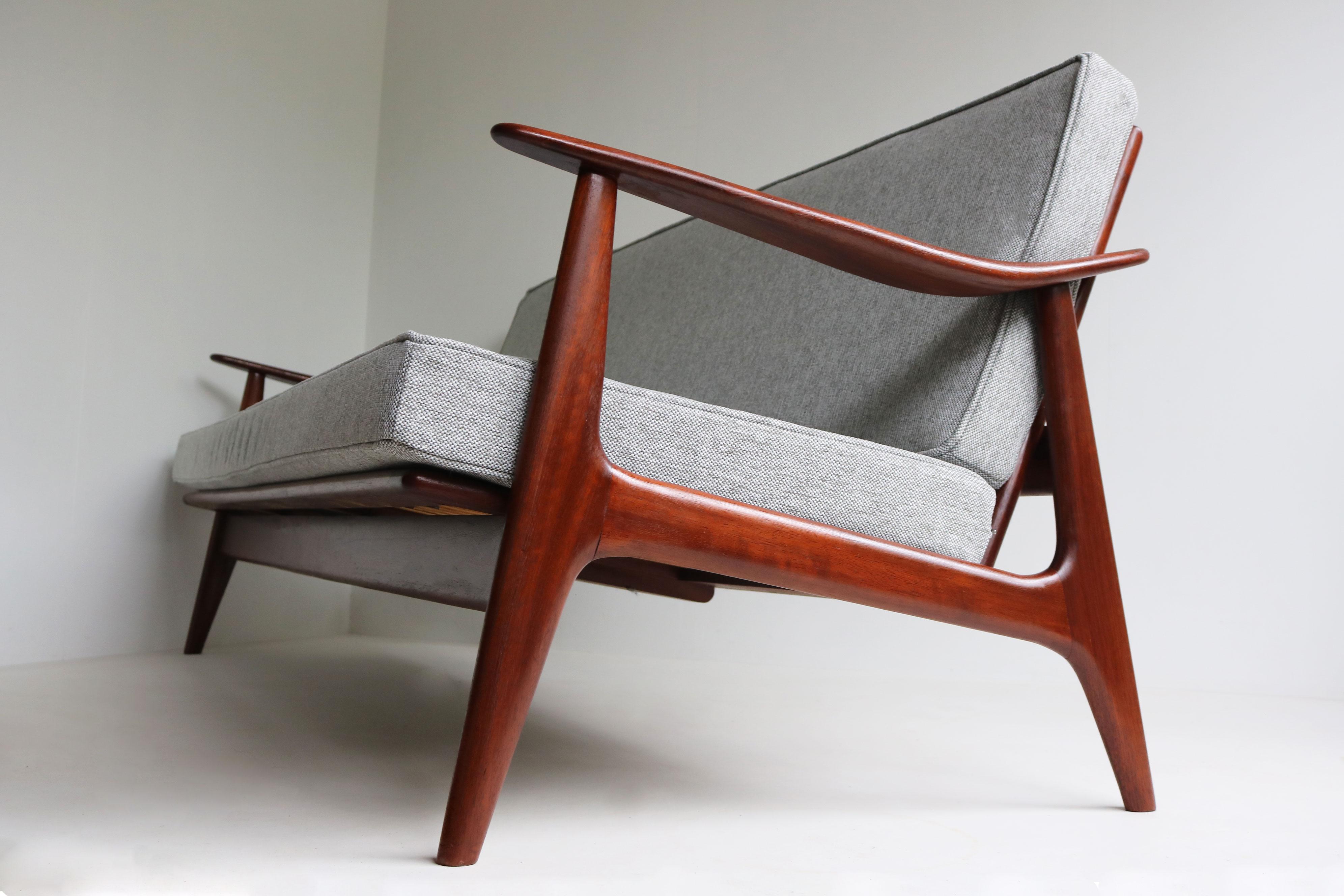 Canapé à trois places danois moderne du milieu du siècle dernier en teck gris vintage 1950 Bon état - En vente à Ijzendijke, NL