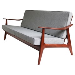 Canapé à trois places danois moderne du milieu du siècle dernier en teck gris vintage 1950