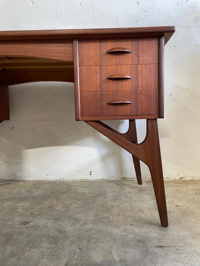 Bureau flottant moderne danois avec des pieds sculpturaux. Dos fini. 48w 24d 29h