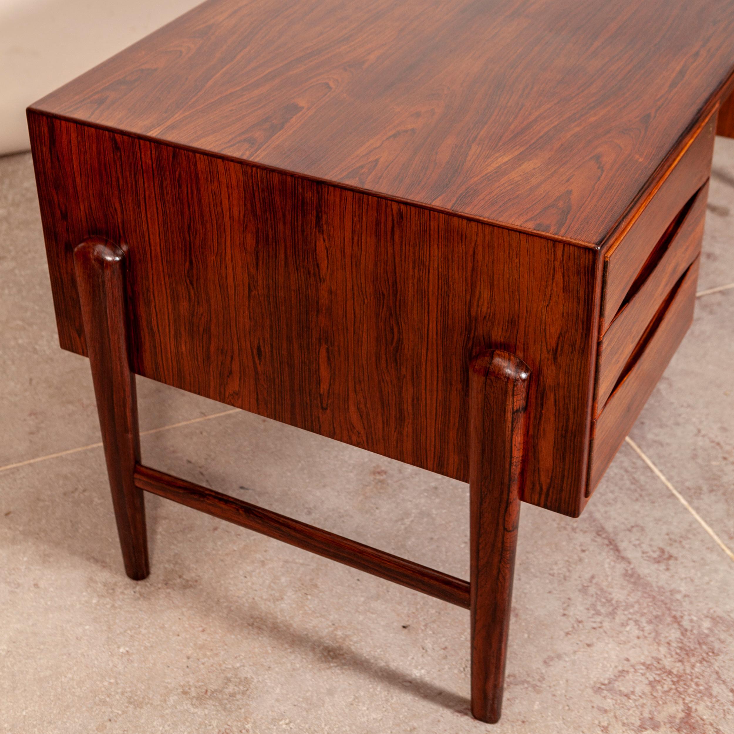Danish Mid-Century Modern Desk in Brazilian Rosewood In Excellent Condition For Sale In Parkhurst, ZA