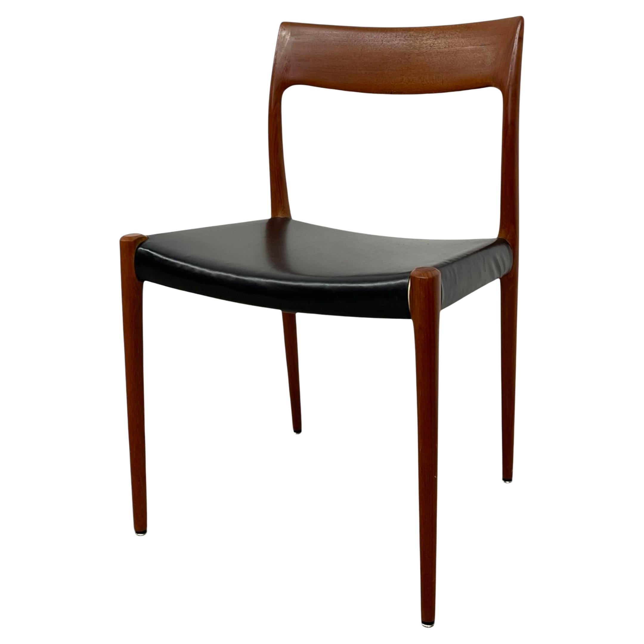Danish Mid Century Modern Dining Chair by J.L. Møller in vendita
