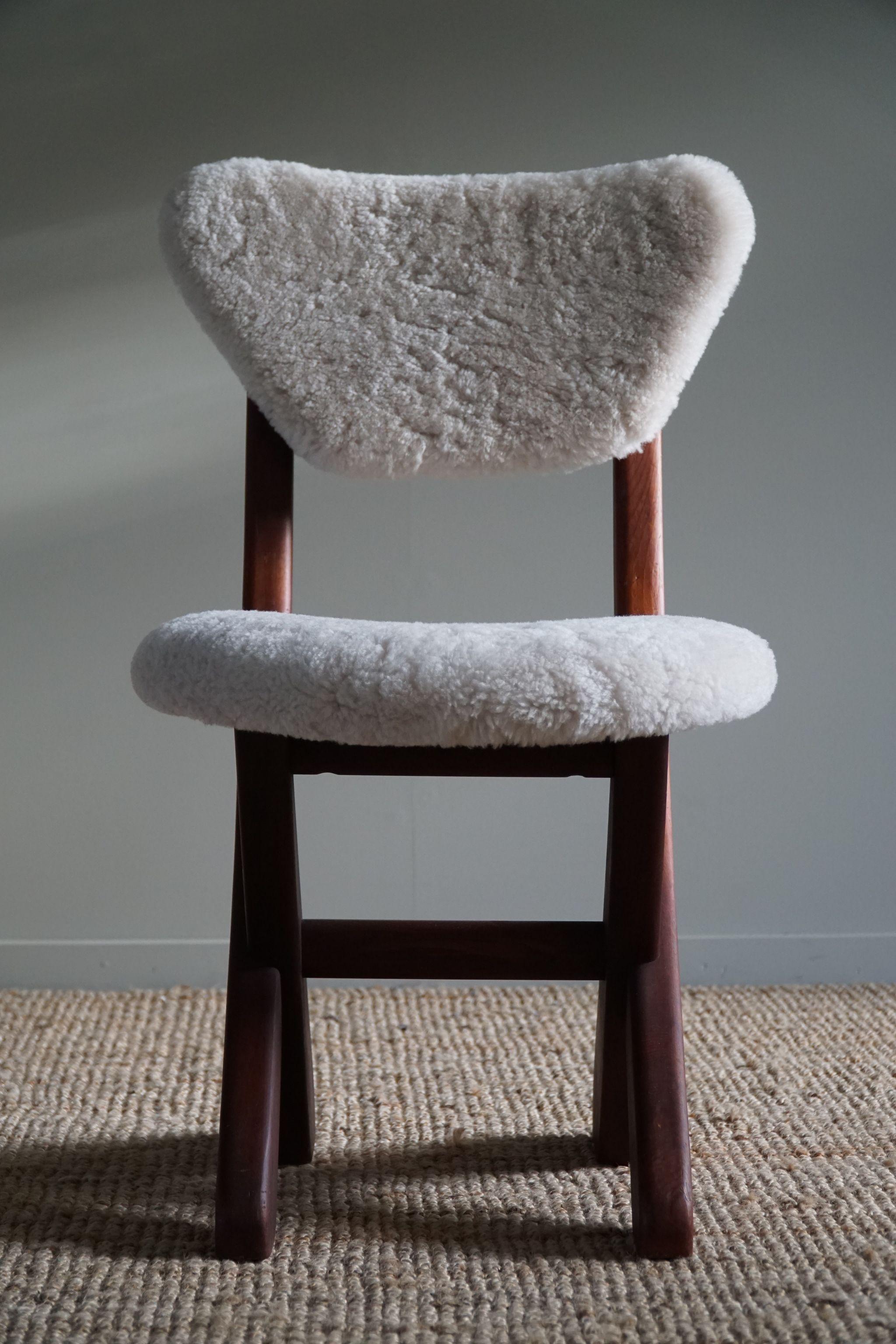 Chaise de salle à manger danoise de style The Modernity en pin et laine d'agneau, années 1970 3