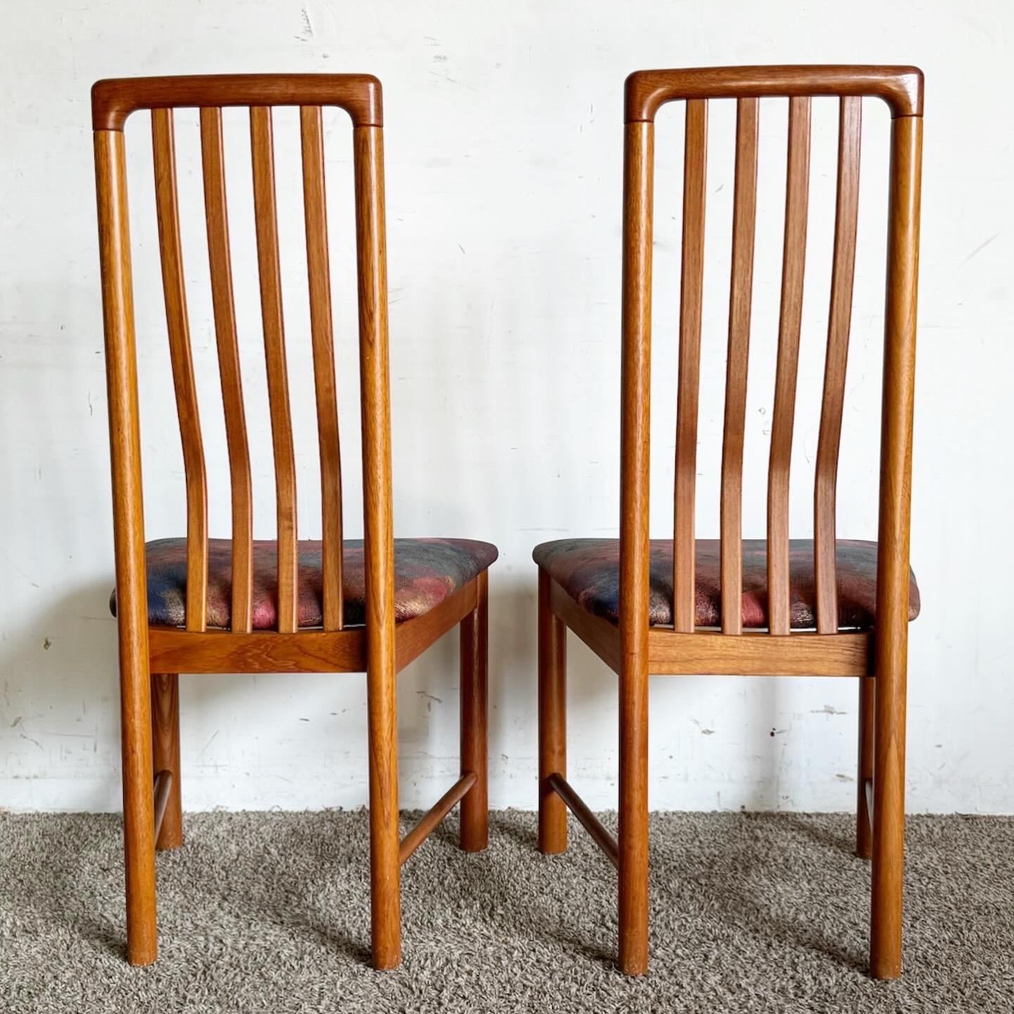 Adoptez l'élégance scandinave avec cet ensemble de quatre chaises de salle à manger danoises de style moderne du milieu du siècle de Boltinge. Dotées de lignes épurées et d'un design minimaliste, ces chaises témoignent d'un savoir-faire de haute