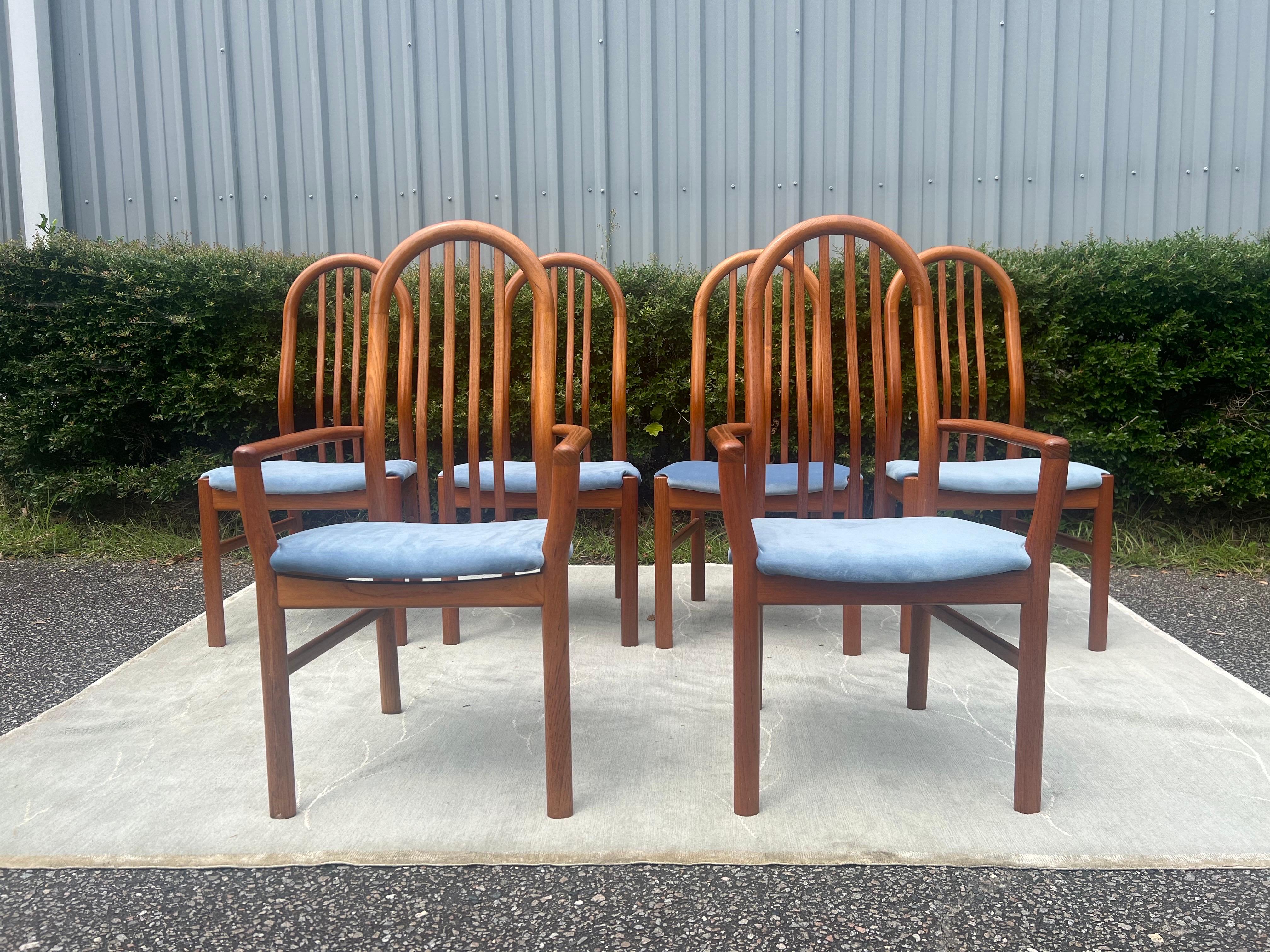 Satz von sechs dänischen Mid-Century Modern Esszimmerstühlen von Schou Andersen. Dieses Set enthält zwei Kapitänsstühle.  Neu gepolstert in einem blauen Performance-Samt. 

Schöner Bugholz-Rail-Back-Stil mit einer Bogenlehne. Ergonomisches Design