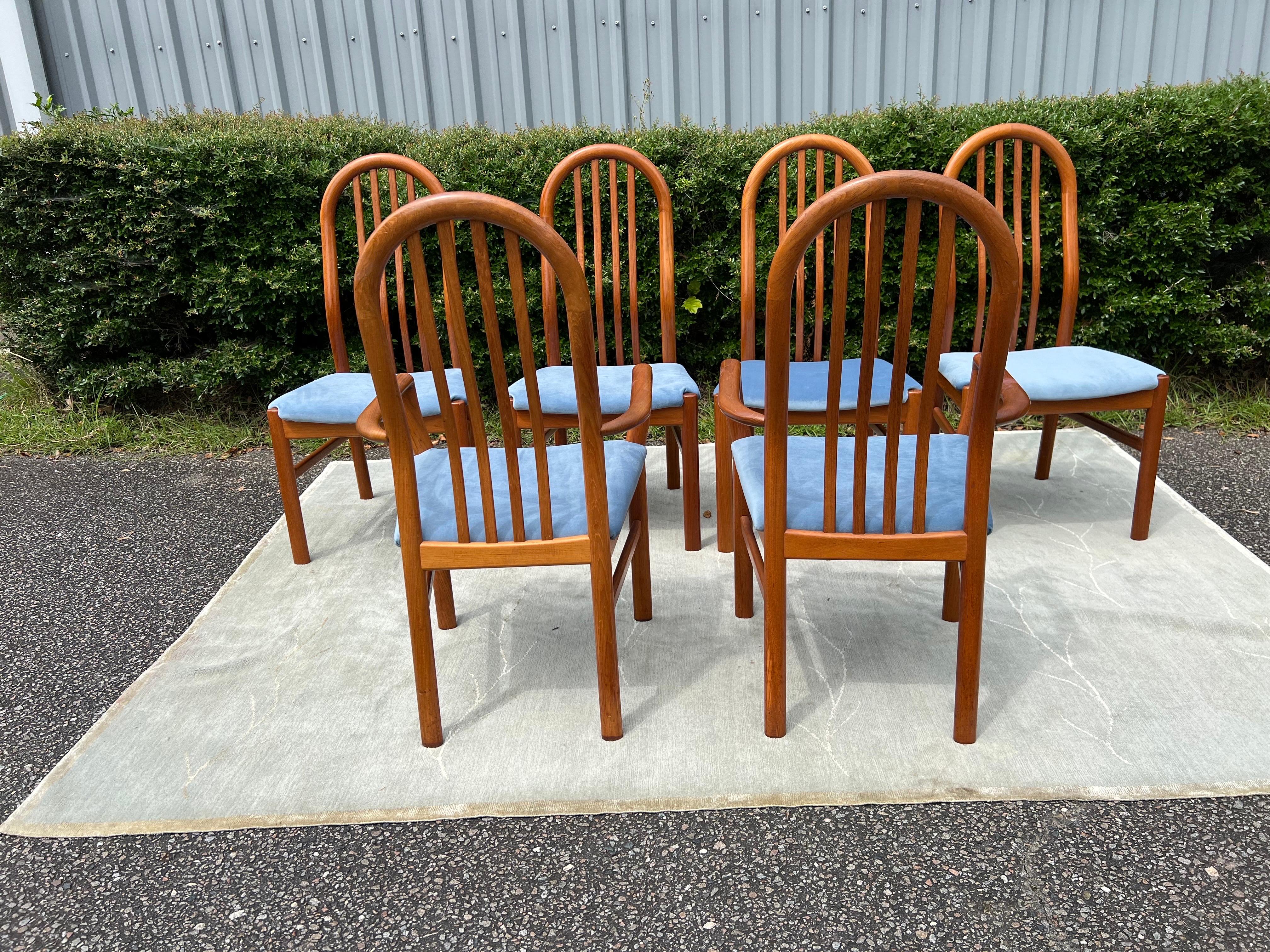 Dänische moderne Esszimmerstühle aus der Mitte des Jahrhunderts von Schou Andersen, neu gepolstert (Samt) im Angebot