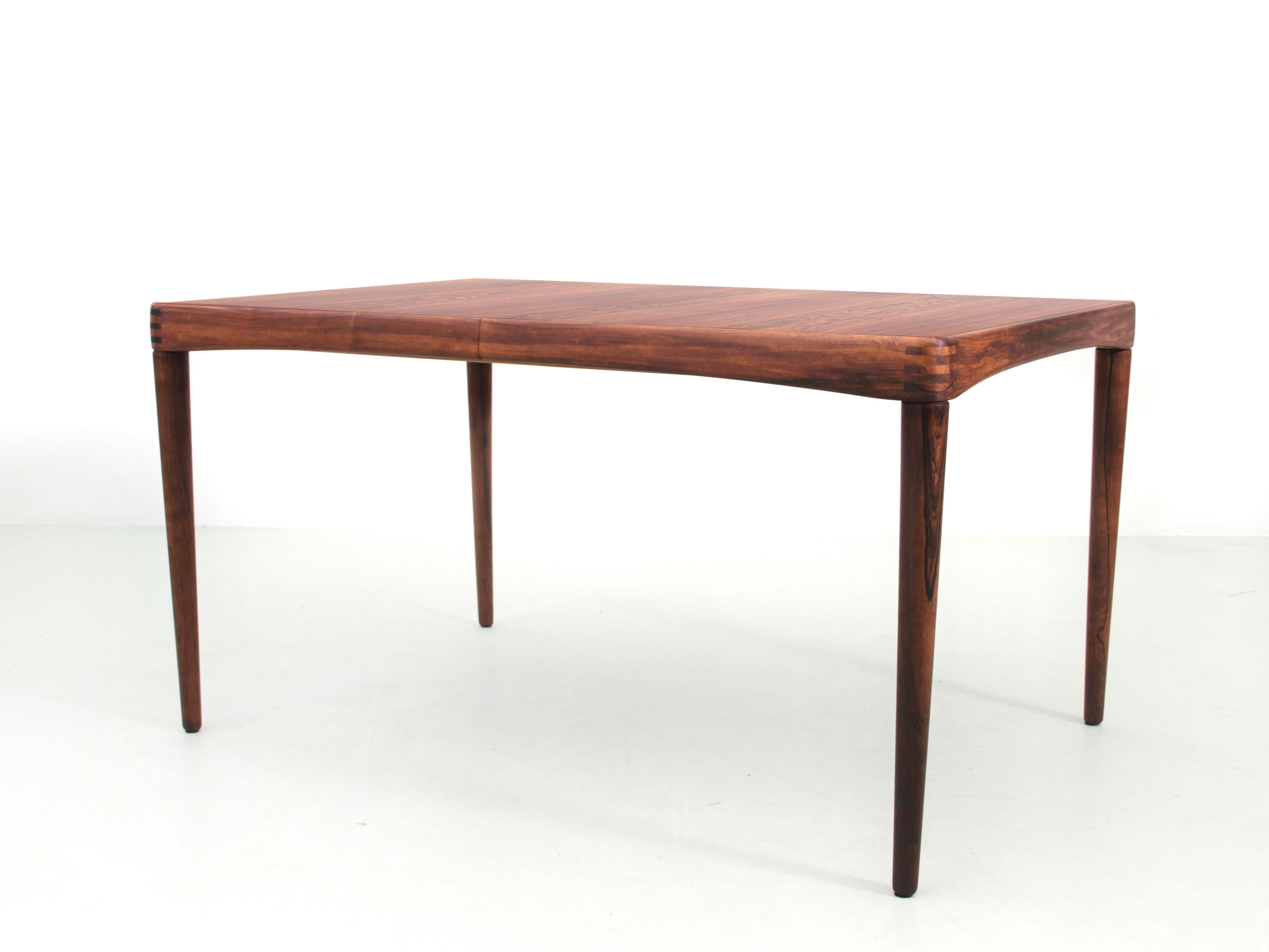 Tavolo da pranzo danese di metà secolo moderno in palissandro di H. W. Klein. 

H 72 cm . W135 cm. D 90 cm - L max 197,5 cm
