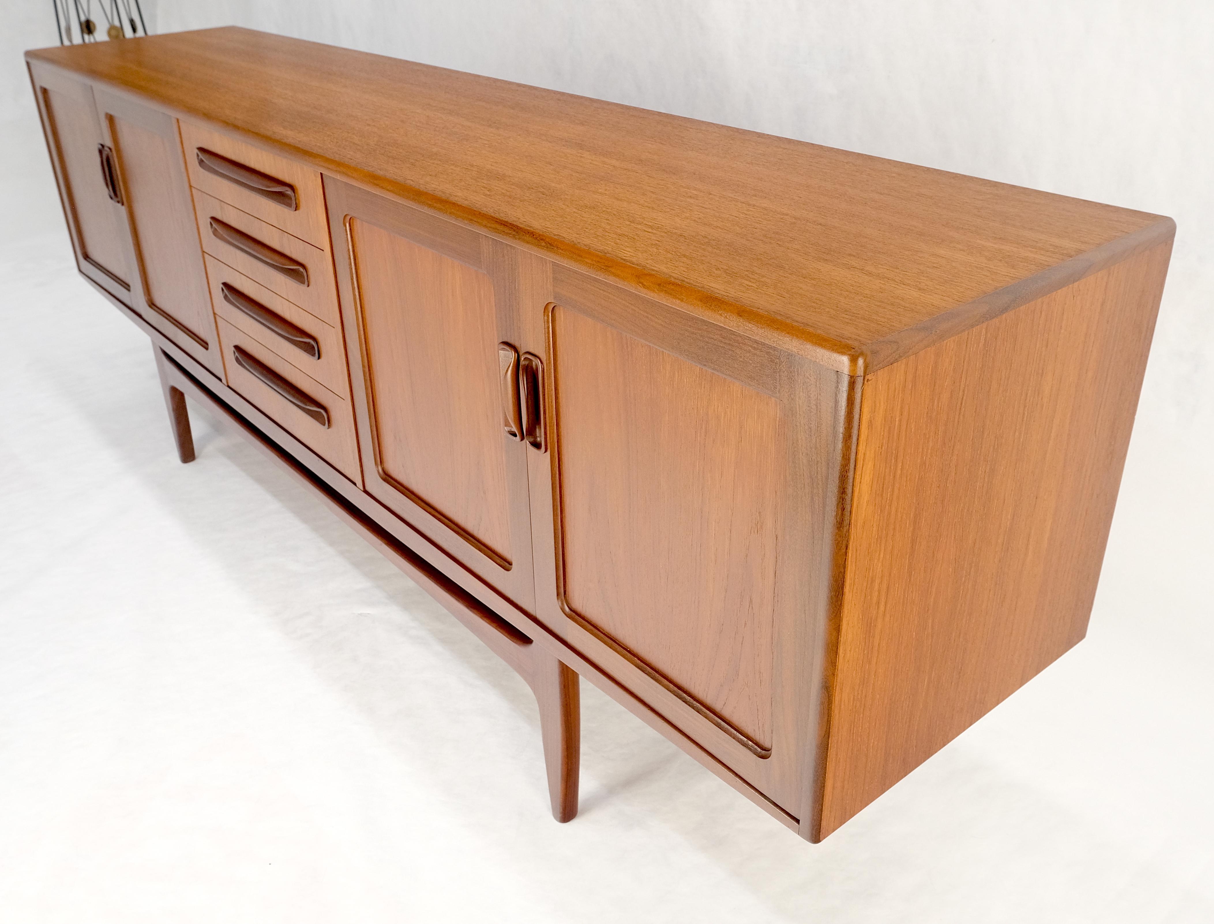 Credenza danese Mid Century Modern a due ante e 4 cassetti in teak in vendita 2