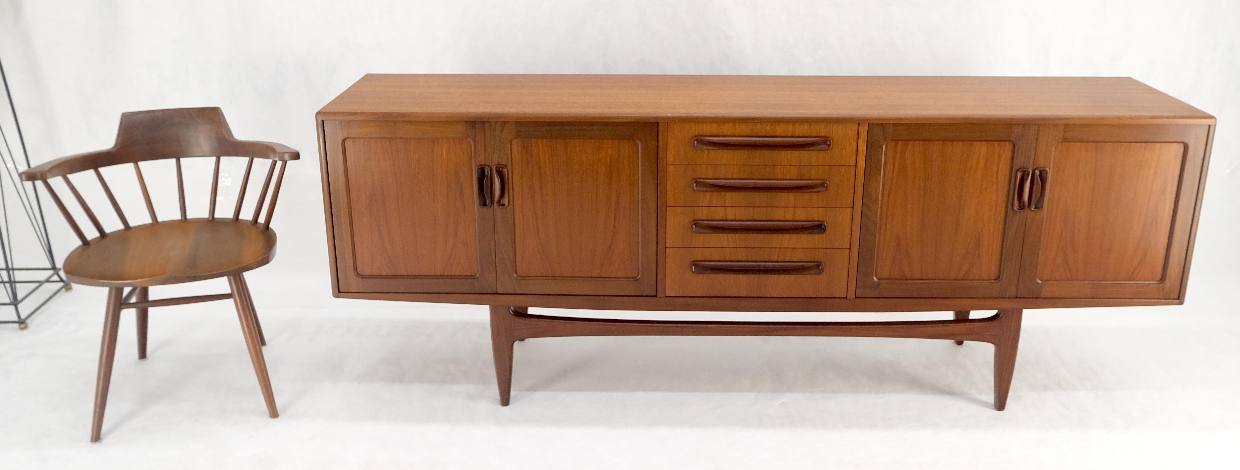 Credenza danese Mid Century Modern a due ante e 4 cassetti in teak in vendita 3