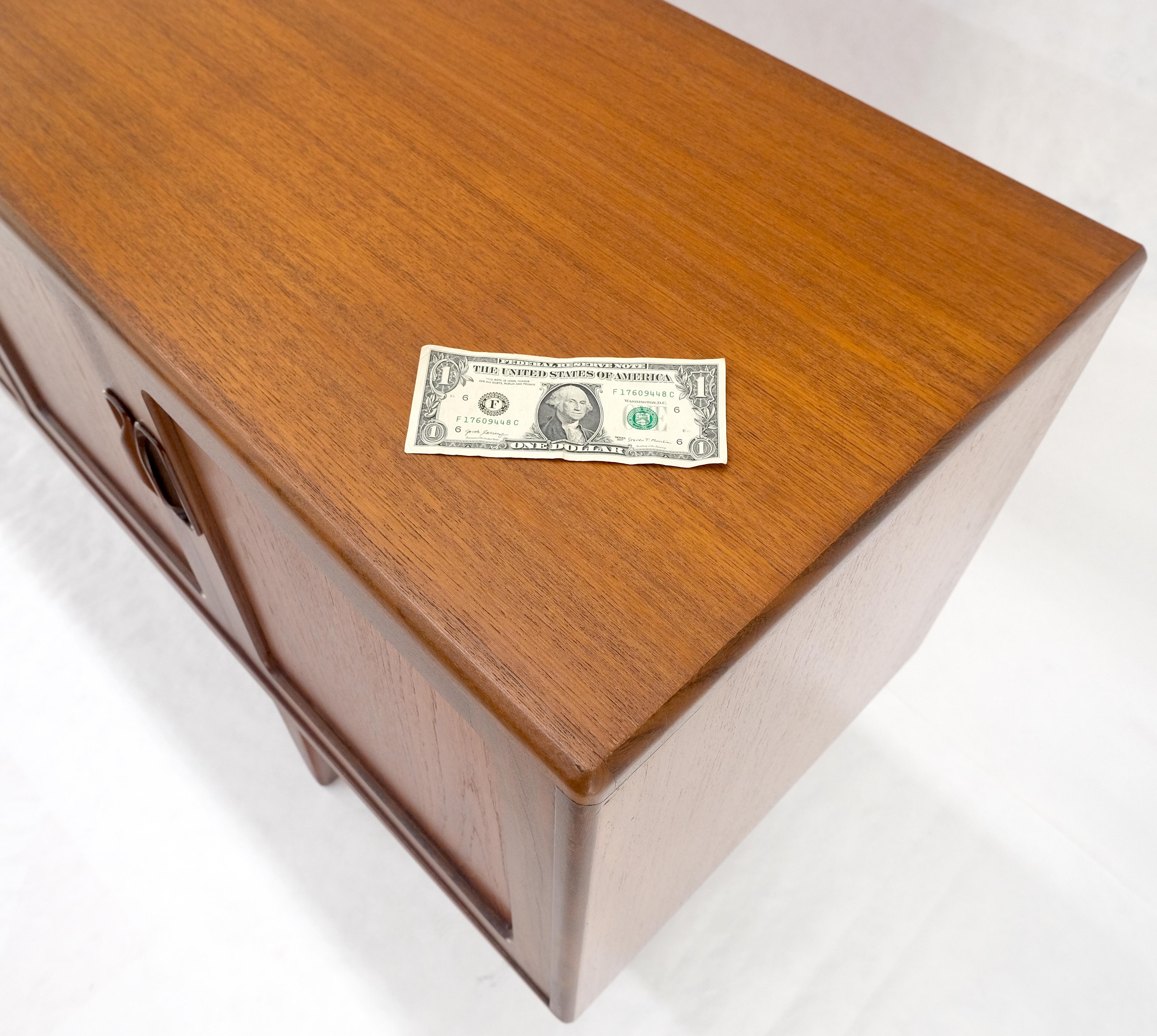 Credenza danese Mid Century Modern a due ante e 4 cassetti in teak in vendita 4