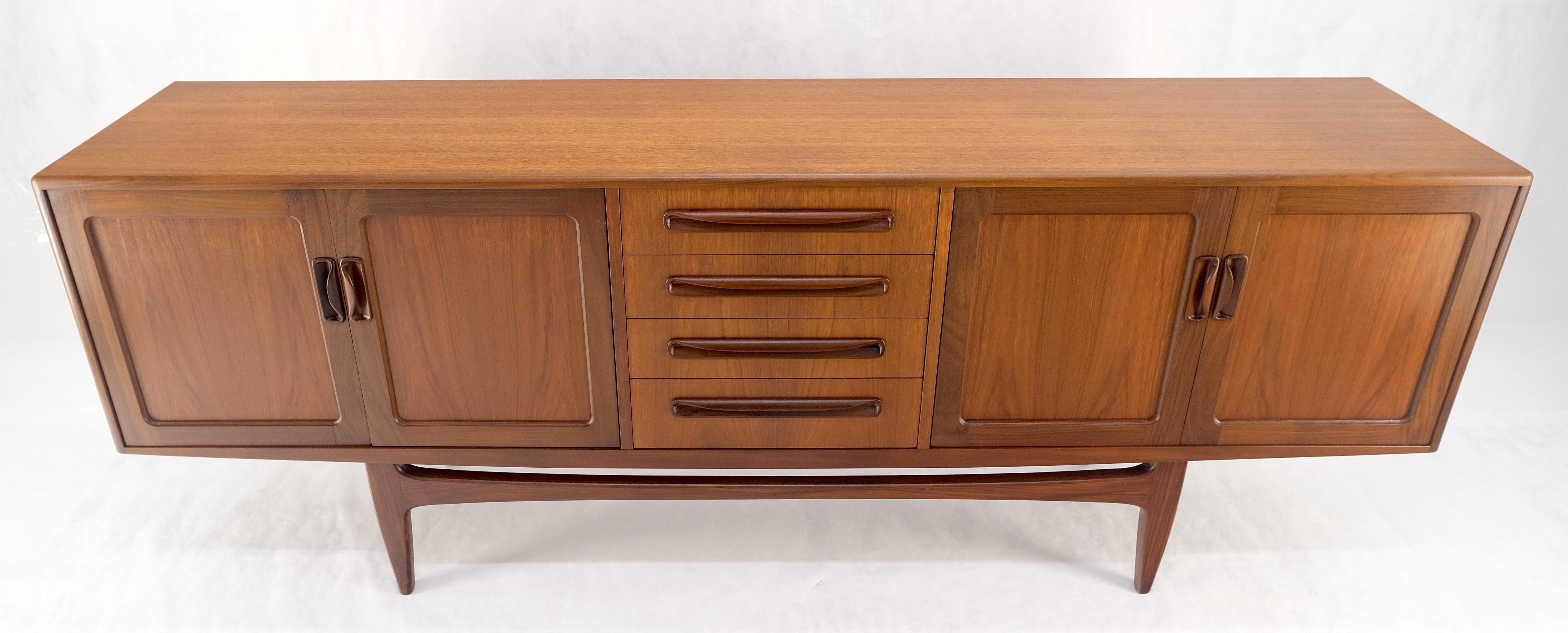 Danese Credenza danese Mid Century Modern a due ante e 4 cassetti in teak in vendita