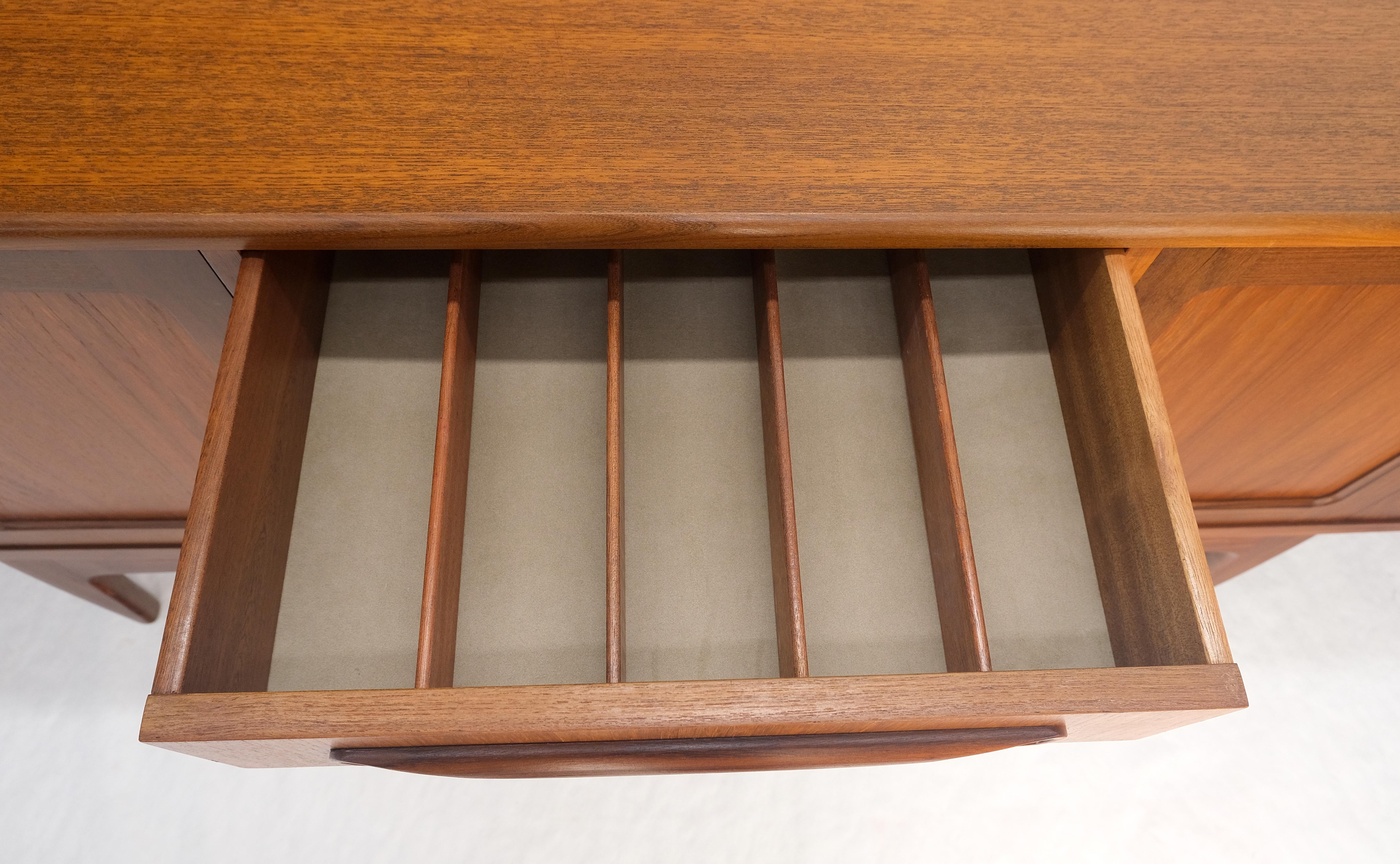 Credenza danese Mid Century Modern a due ante e 4 cassetti in teak In condizioni ottime in vendita a Rockaway, NJ