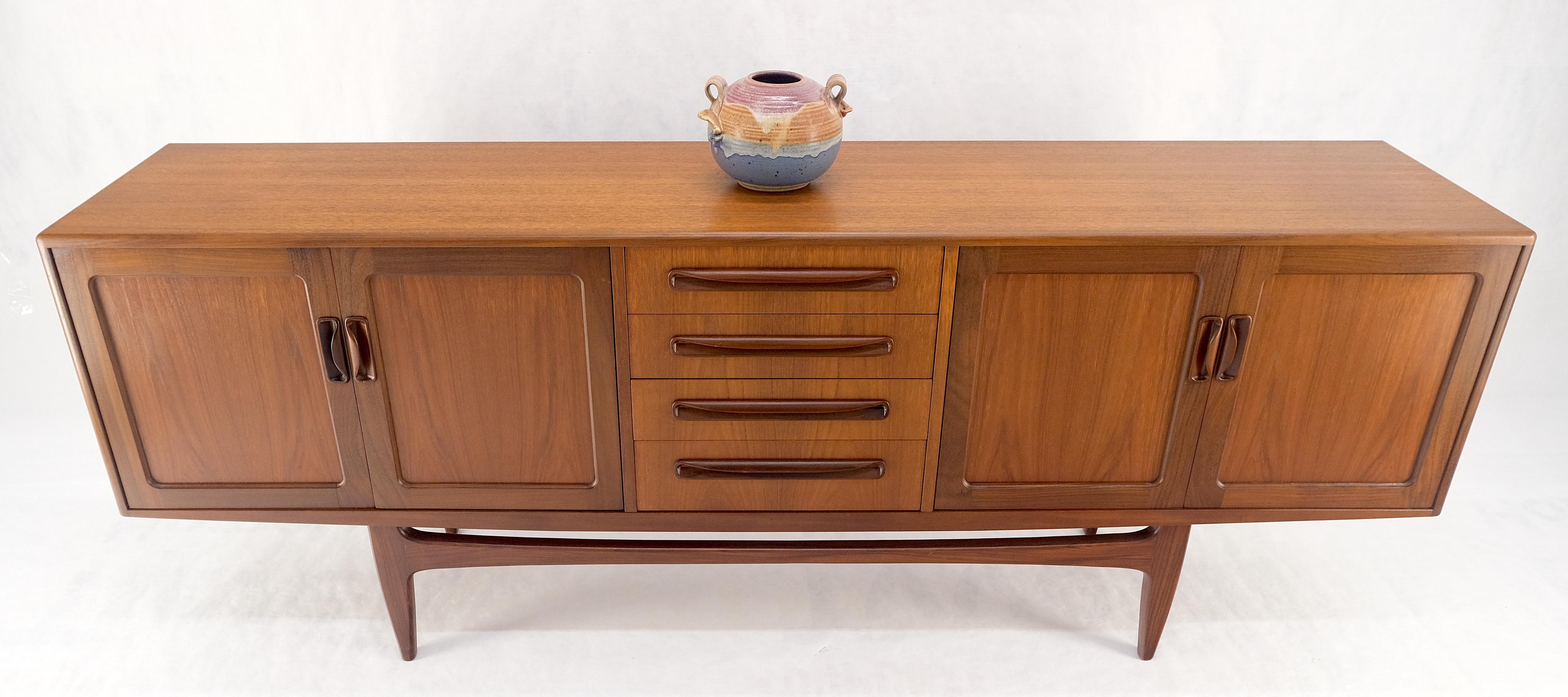 Teak Credenza danese Mid Century Modern a due ante e 4 cassetti in teak in vendita
