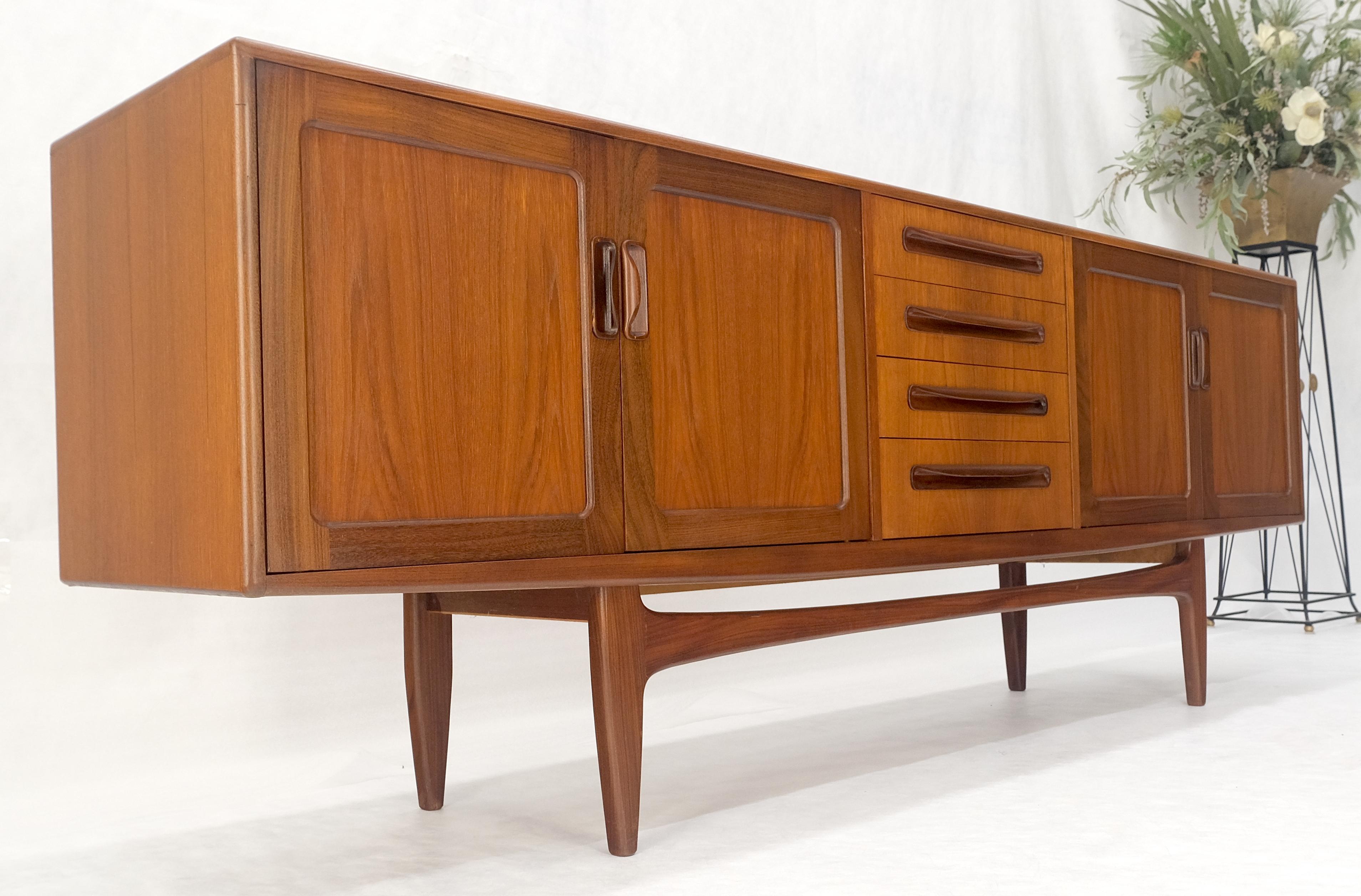 Credenza danese Mid Century Modern a due ante e 4 cassetti in teak in vendita 1