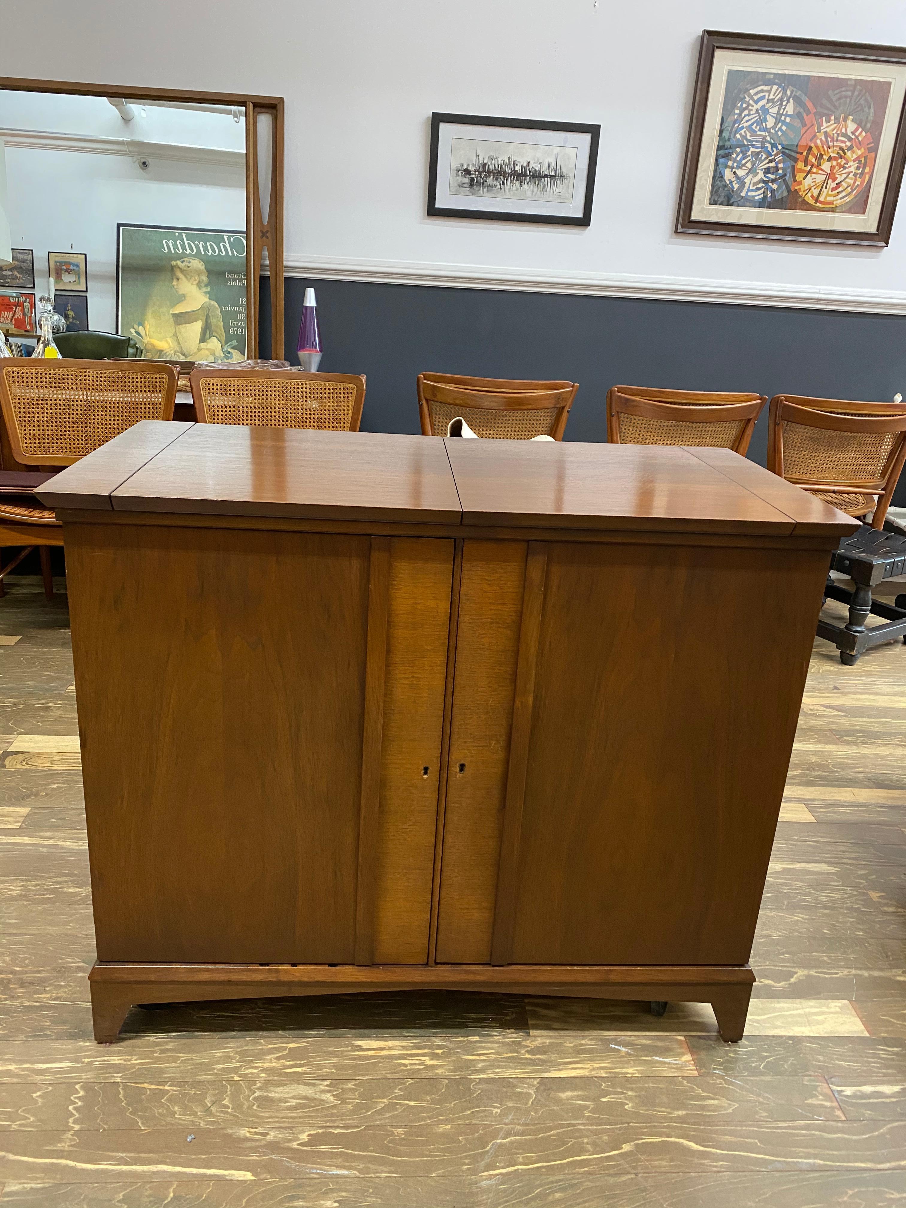 Danish Mid-Century Modern Dry Bar Table with Folding Leaves in Wood In Good Condition In Haddonfield, NJ
