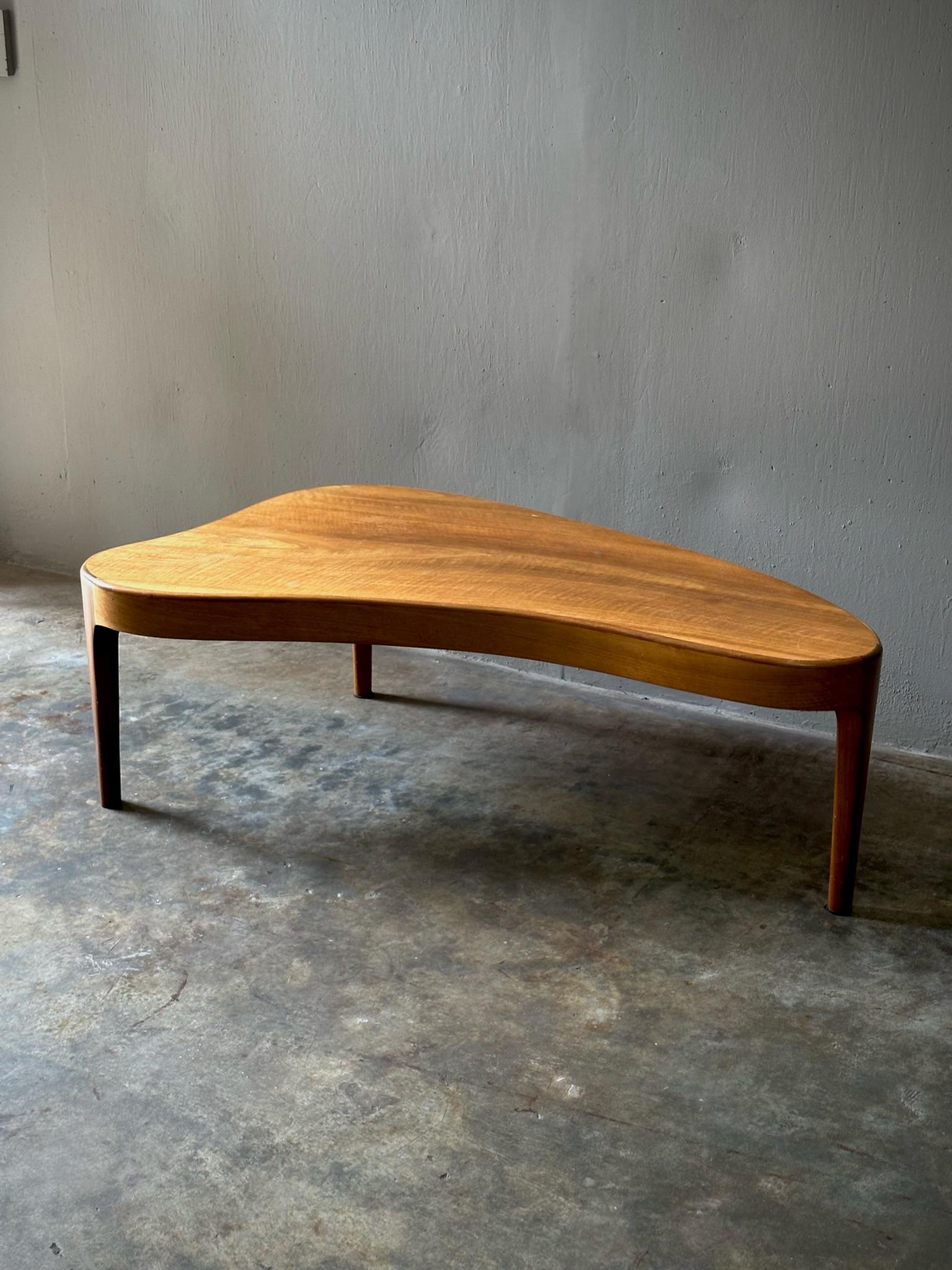 Danish Mid-Century Modern Elliptical Coffee Table In Good Condition For Sale In Los Angeles, CA