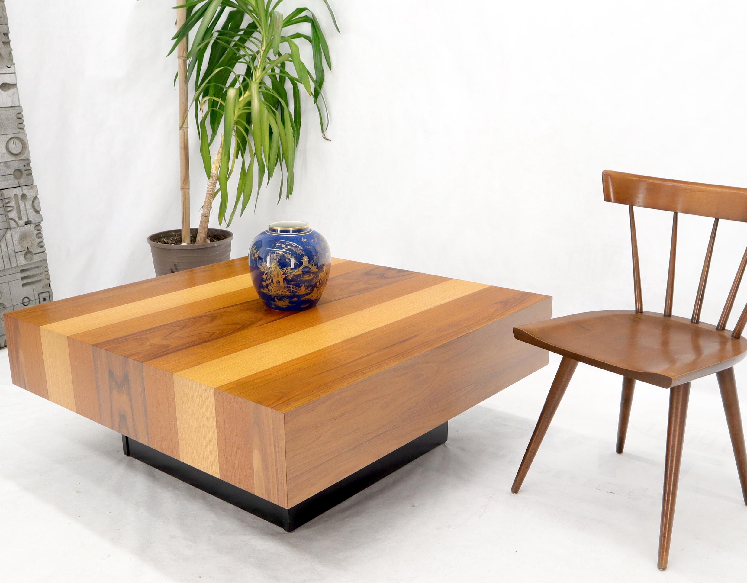 Grande table basse carrée danoise moderne du milieu du siècle dernier en bois exotiques à motif de rayures 4