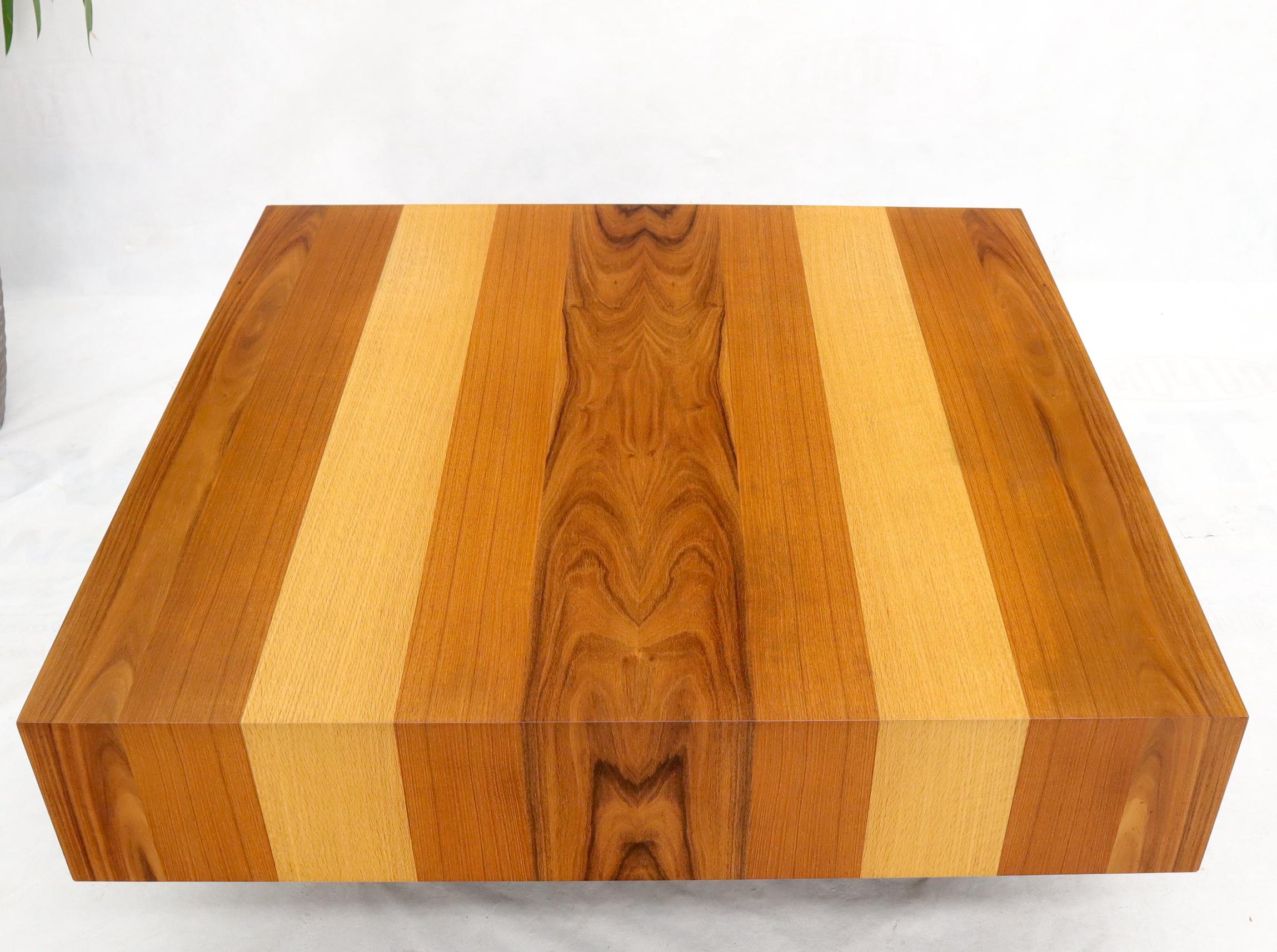 Danois Grande table basse carrée danoise moderne du milieu du siècle dernier en bois exotiques à motif de rayures