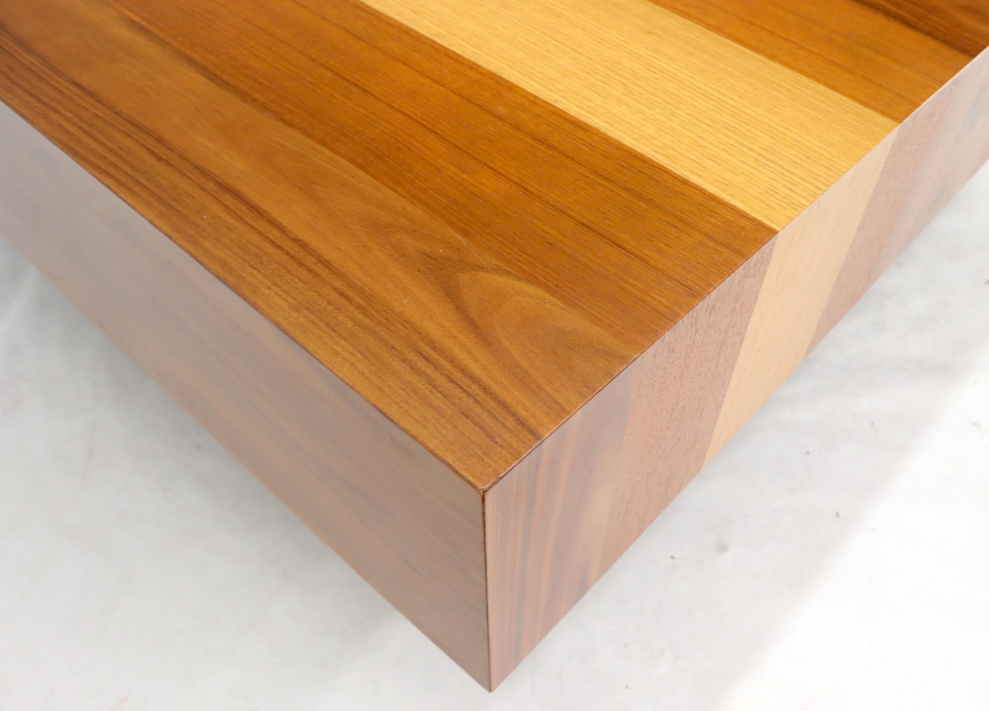 Grande table basse carrée danoise moderne du milieu du siècle dernier en bois exotiques à motif de rayures 1