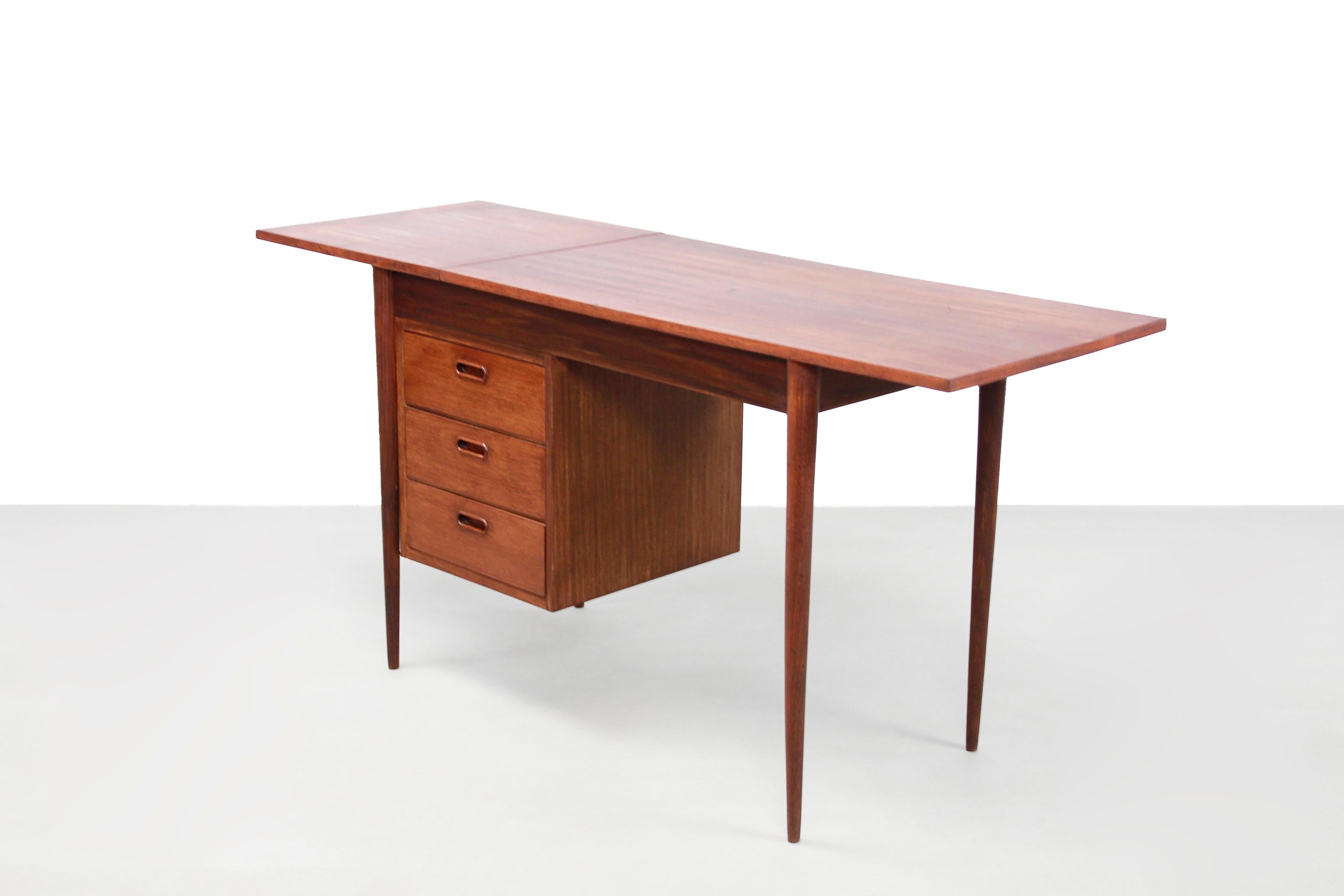 Danish Mid-Century Modern Expandable Drop-Leaf Desk in Teak In Good Condition In Amsterdam, Noord Holland