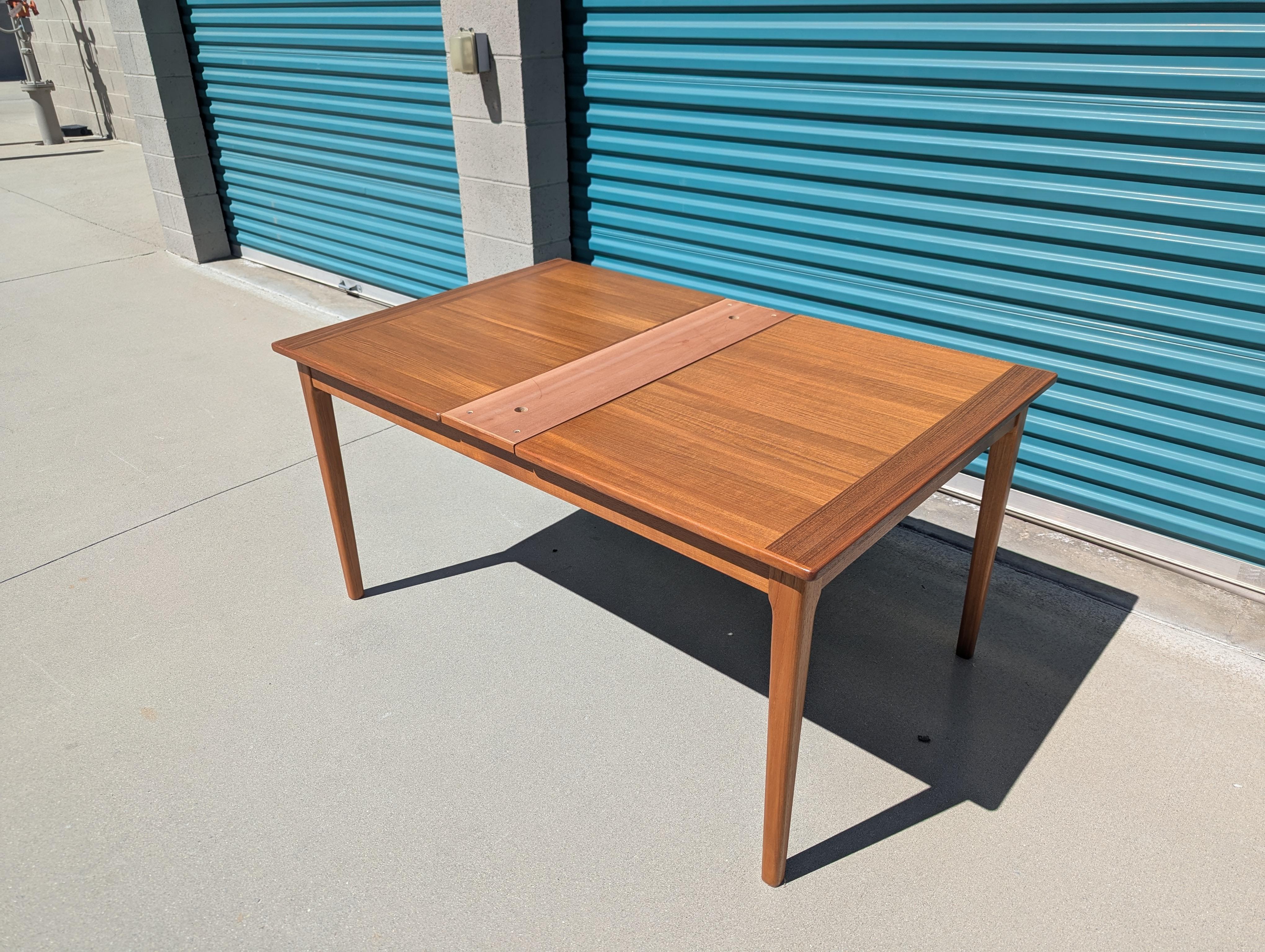 Dieser moderne Esstisch aus Teakholz von Dyrlund aus der Mitte der 1960er Jahre ist ein atemberaubendes Stück dänischen Designs. Er zeugt von zeitloser Eleganz und hervorragender Handwerkskunst. Dieser exquisite Tisch wurde vor kurzem einer