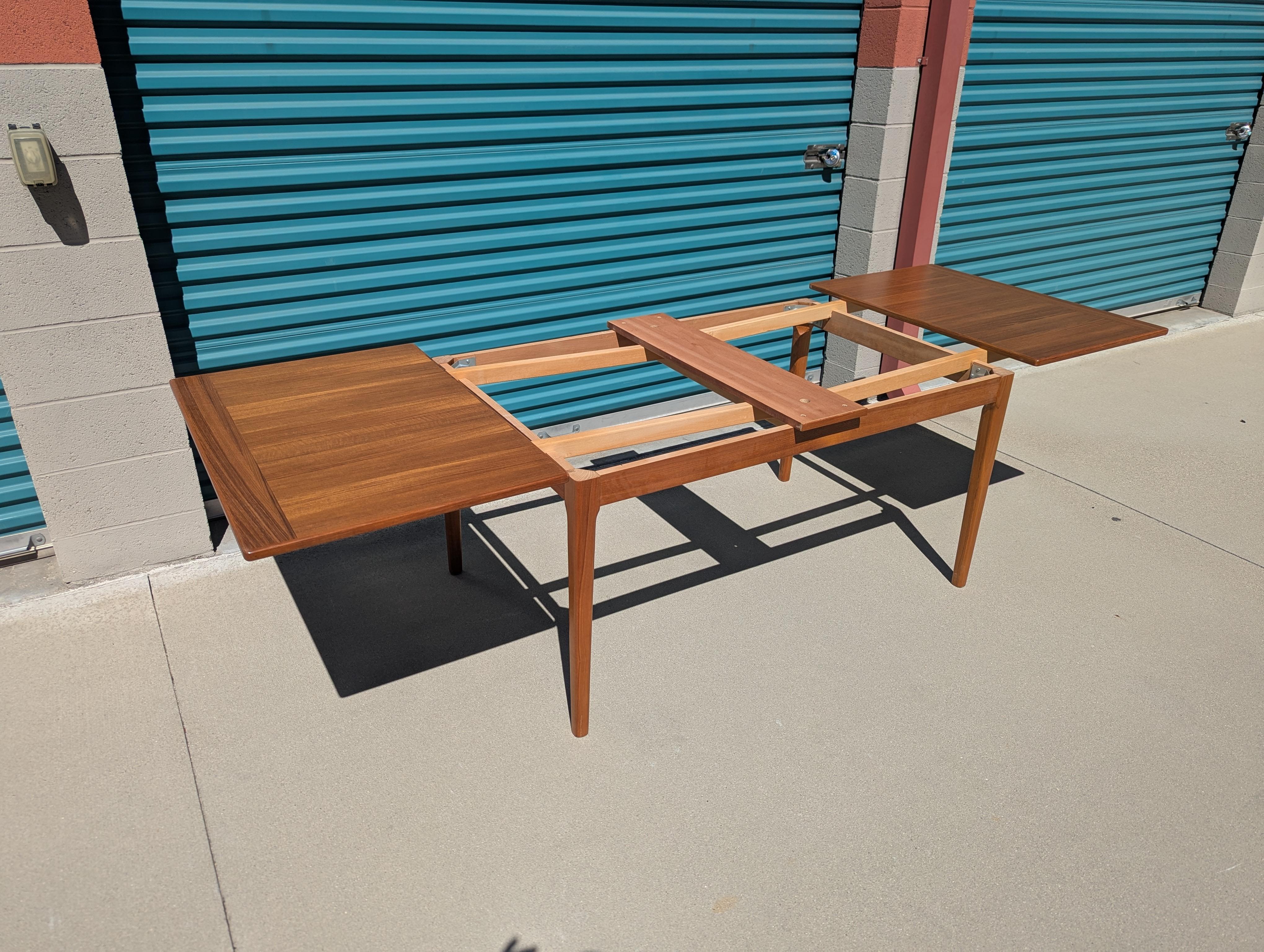 Dänischer ausziehbarer Esstisch aus Teakholz von Dyrlund, Mid-Century Modern, ca. 1960er Jahre im Zustand „Hervorragend“ in Chino Hills, CA