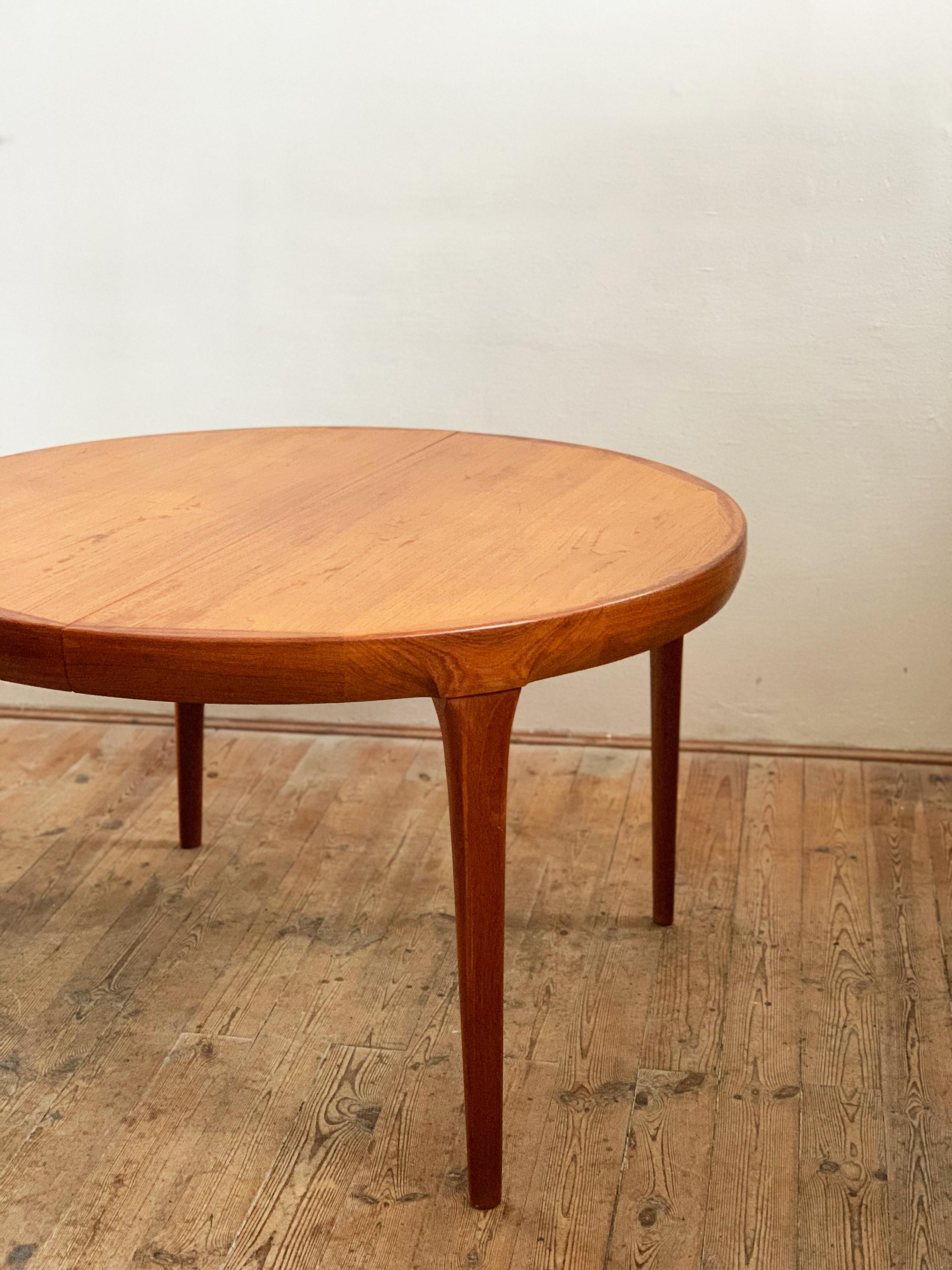 Danish Mid-Century Modern Extendable Teak Dining Table by Ib Kofod-Larsen, 1960s For Sale 9