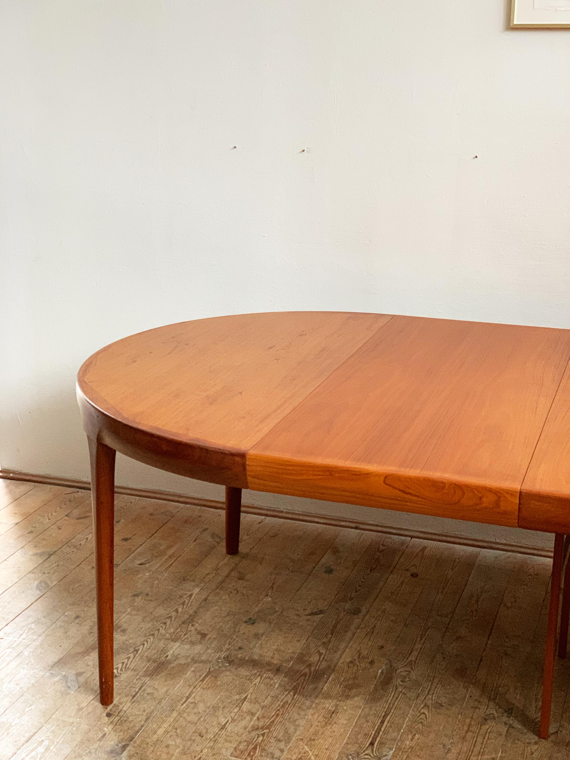 Danish Mid-Century Modern Extendable Teak Dining Table by Ib Kofod-Larsen, 1960s For Sale 10
