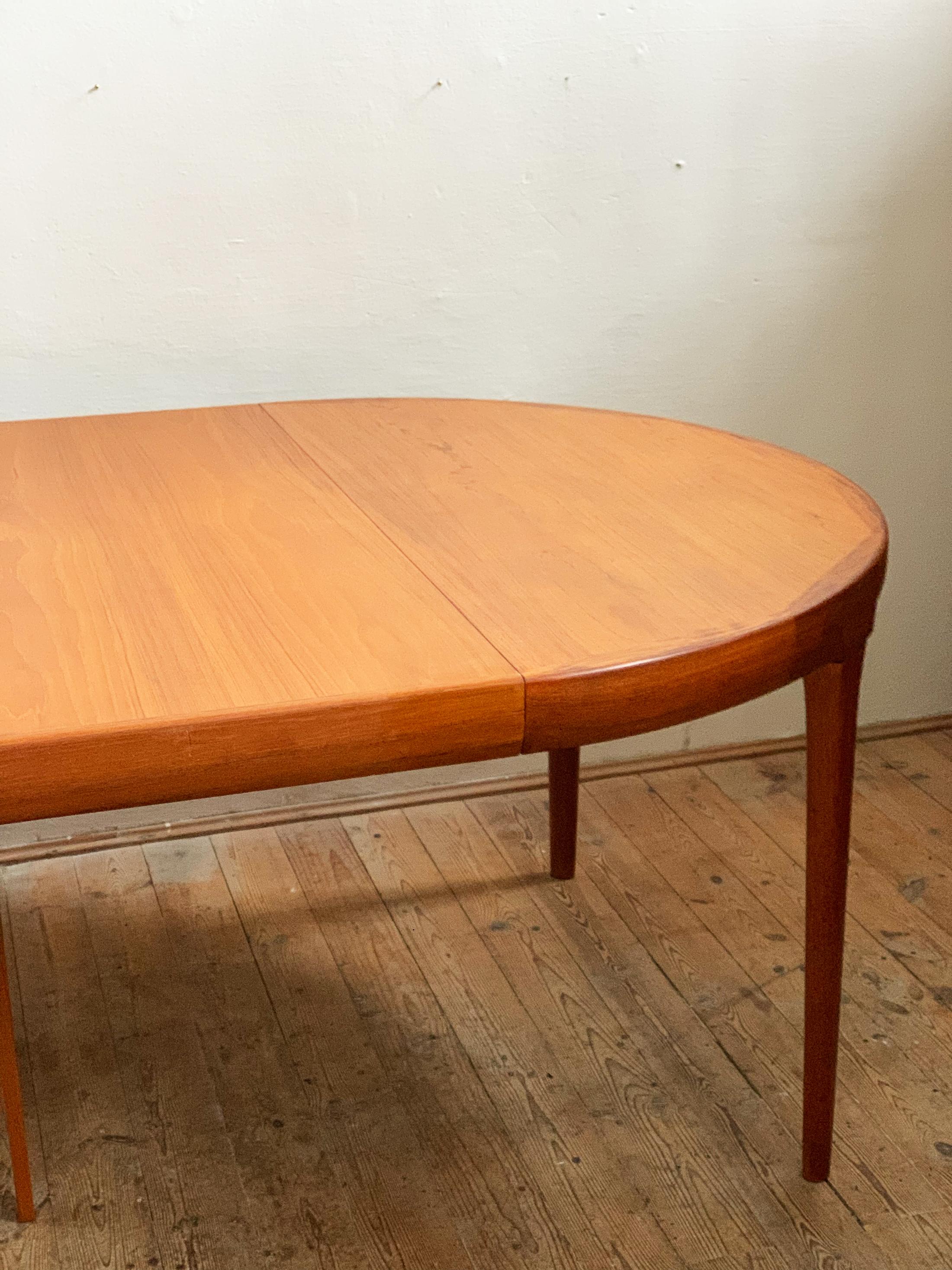 Danish Mid-Century Modern Extendable Teak Dining Table by Ib Kofod-Larsen, 1960s For Sale 12
