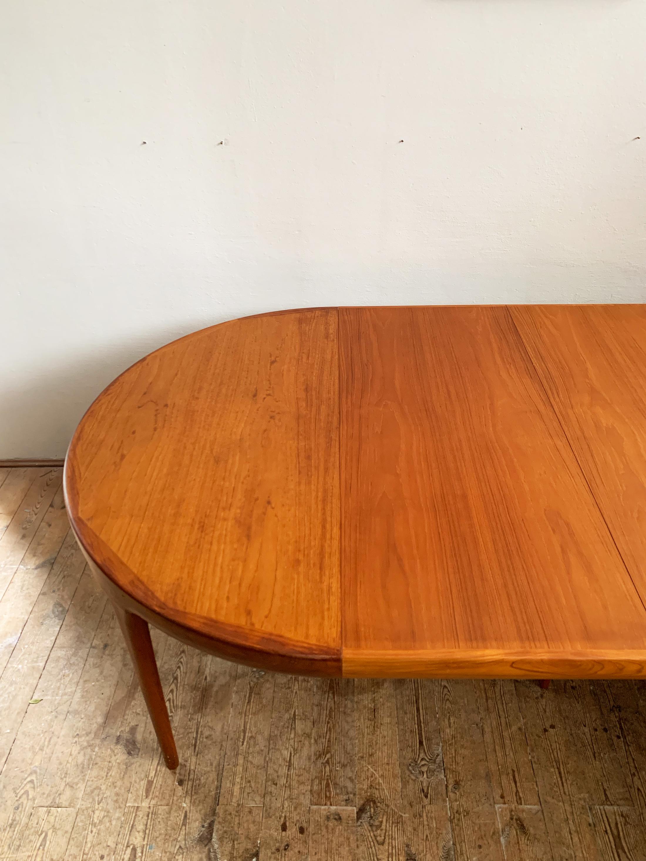 Danish Mid-Century Modern Extendable Teak Dining Table by Ib Kofod-Larsen, 1960s For Sale 14