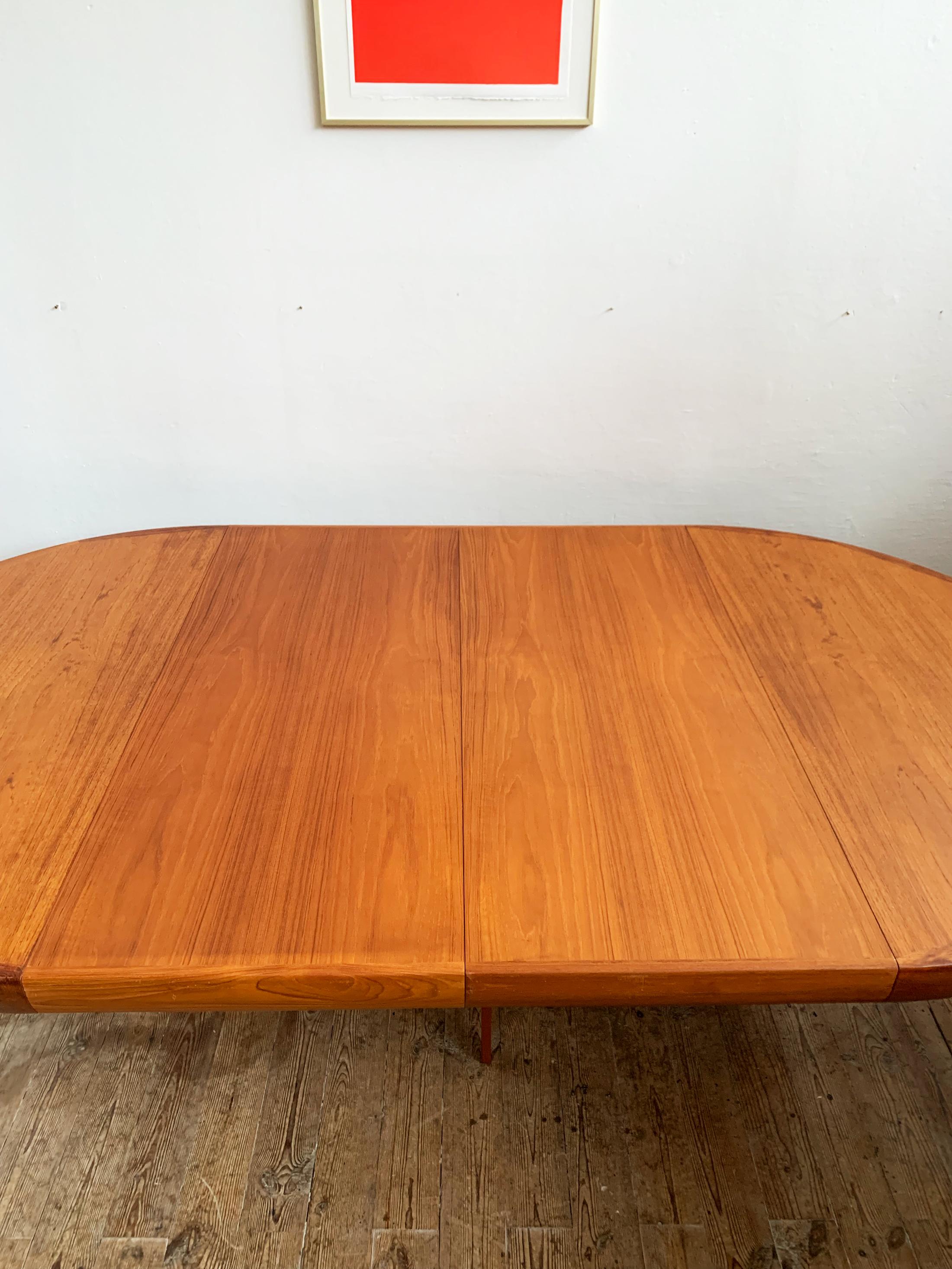 Danish Mid-Century Modern Extendable Teak Dining Table by Ib Kofod-Larsen, 1960s For Sale 15