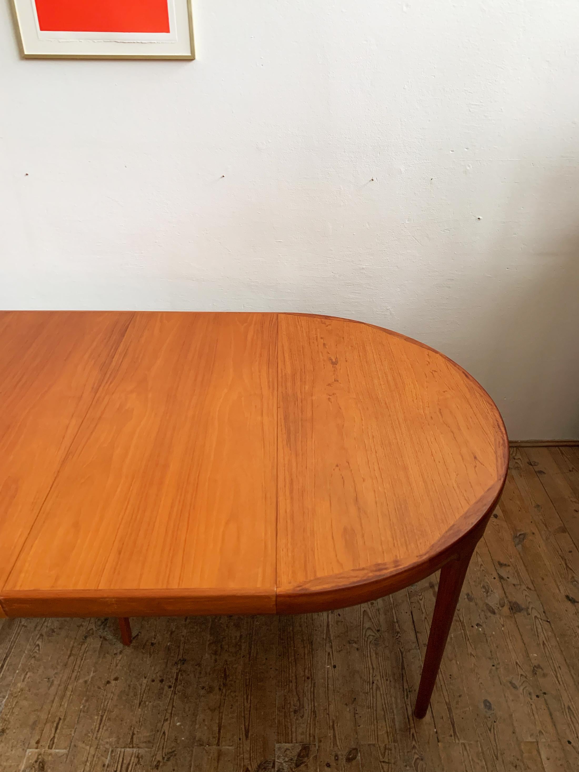 Danish Mid-Century Modern Extendable Teak Dining Table by Ib Kofod-Larsen, 1960s For Sale 16