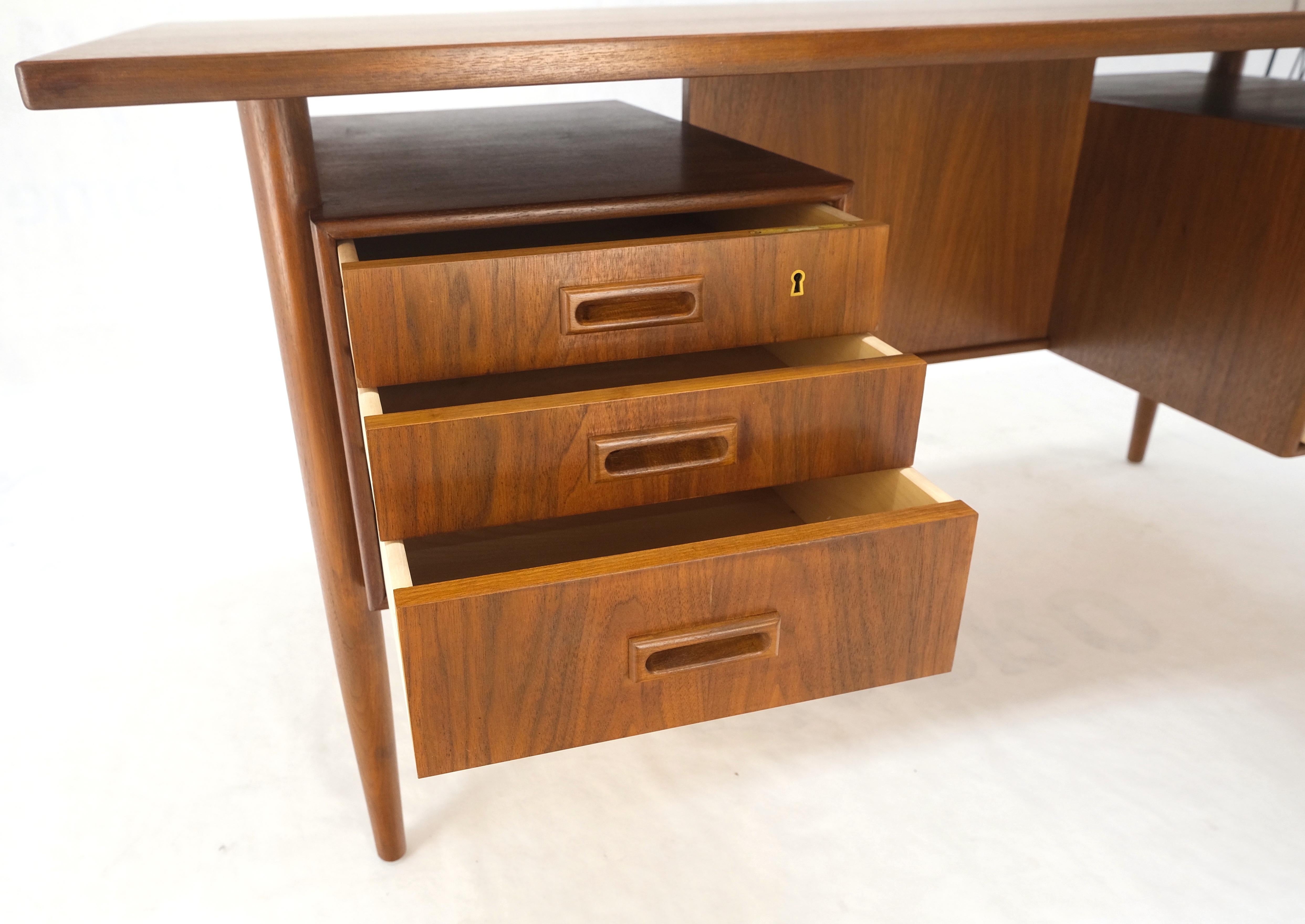 Danish Mid-Century Modern Floating Teak Desk Bookcase File Drawer Key Mint! In Good Condition For Sale In Rockaway, NJ