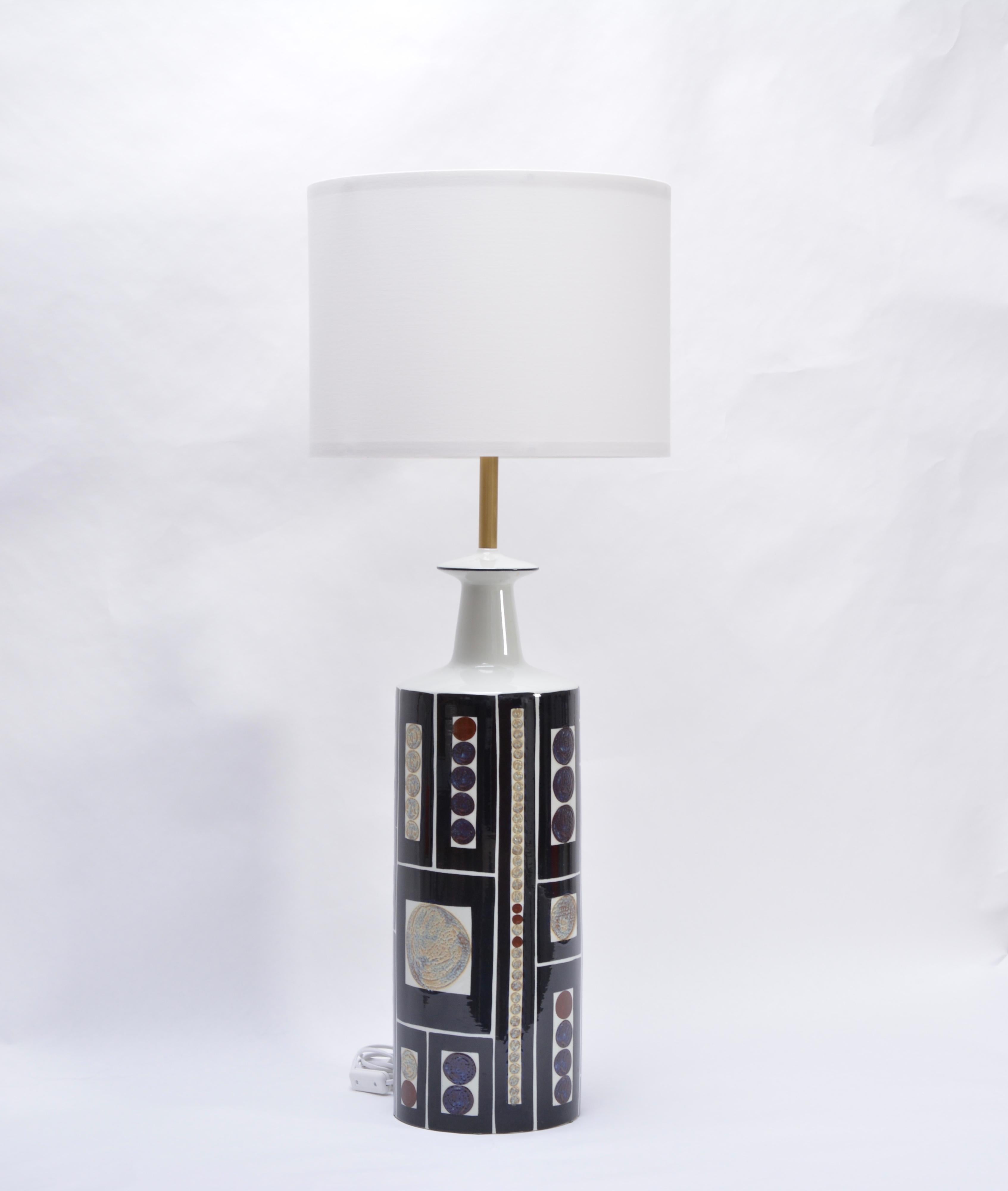 Very rare floor lamp with a wonderful graphic and bold design by Danish artist Ingelise Kofoed. The lamp was produced by Aluminia/Royal Copenhagen in collaboration with Danish lamp manufacturer Fog & Mørup. Ingelise Kofoed designed the Royal and