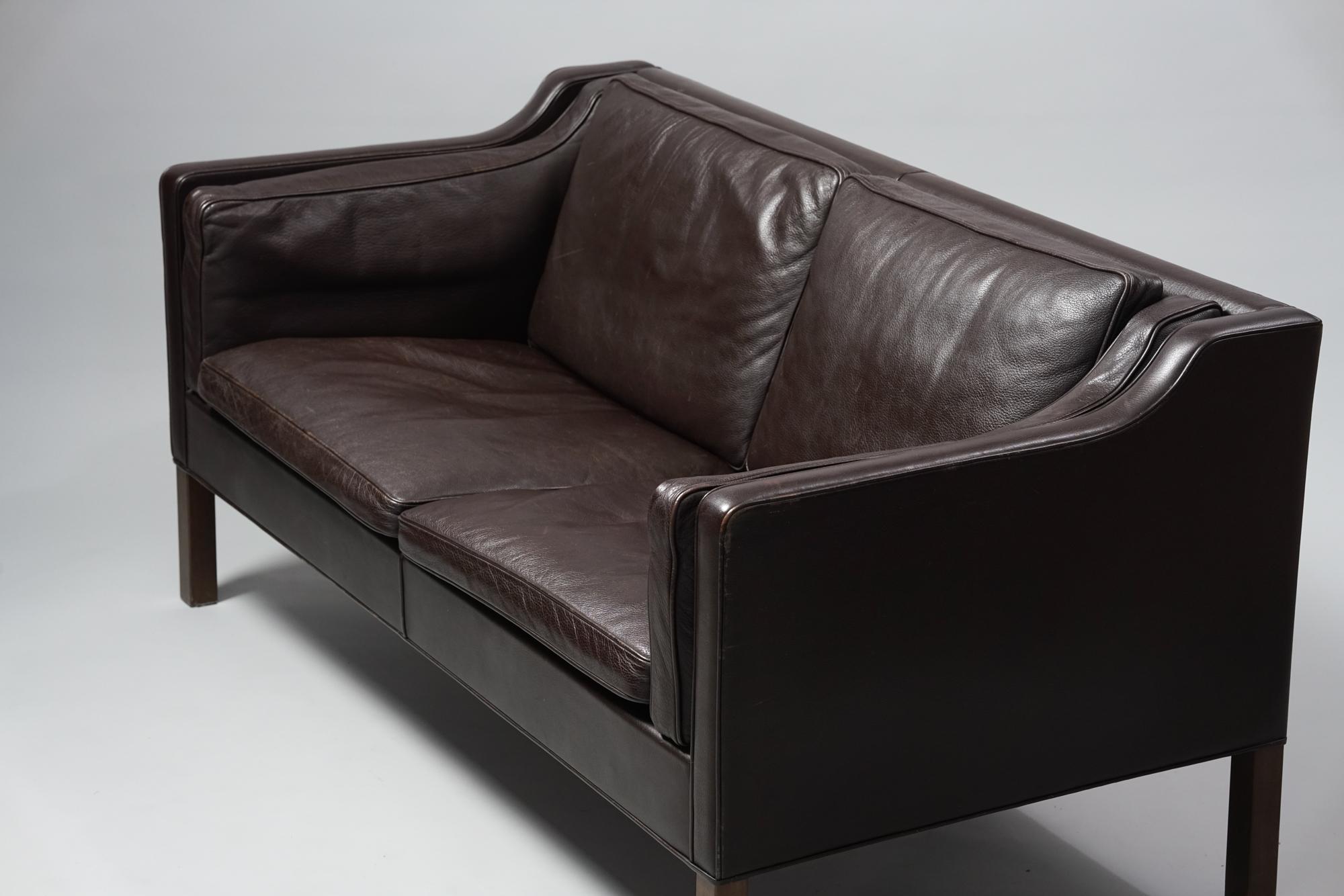 Canapé danois Frederician 2212 de style moderne du milieu du siècle dernier, conçu par Børge Mogensen. Il a conçu le canapé pour sa propre maison en 1962. Ce canapé est une production ultérieure. Cuir et chêne. Bon état vintage, usure mineure
