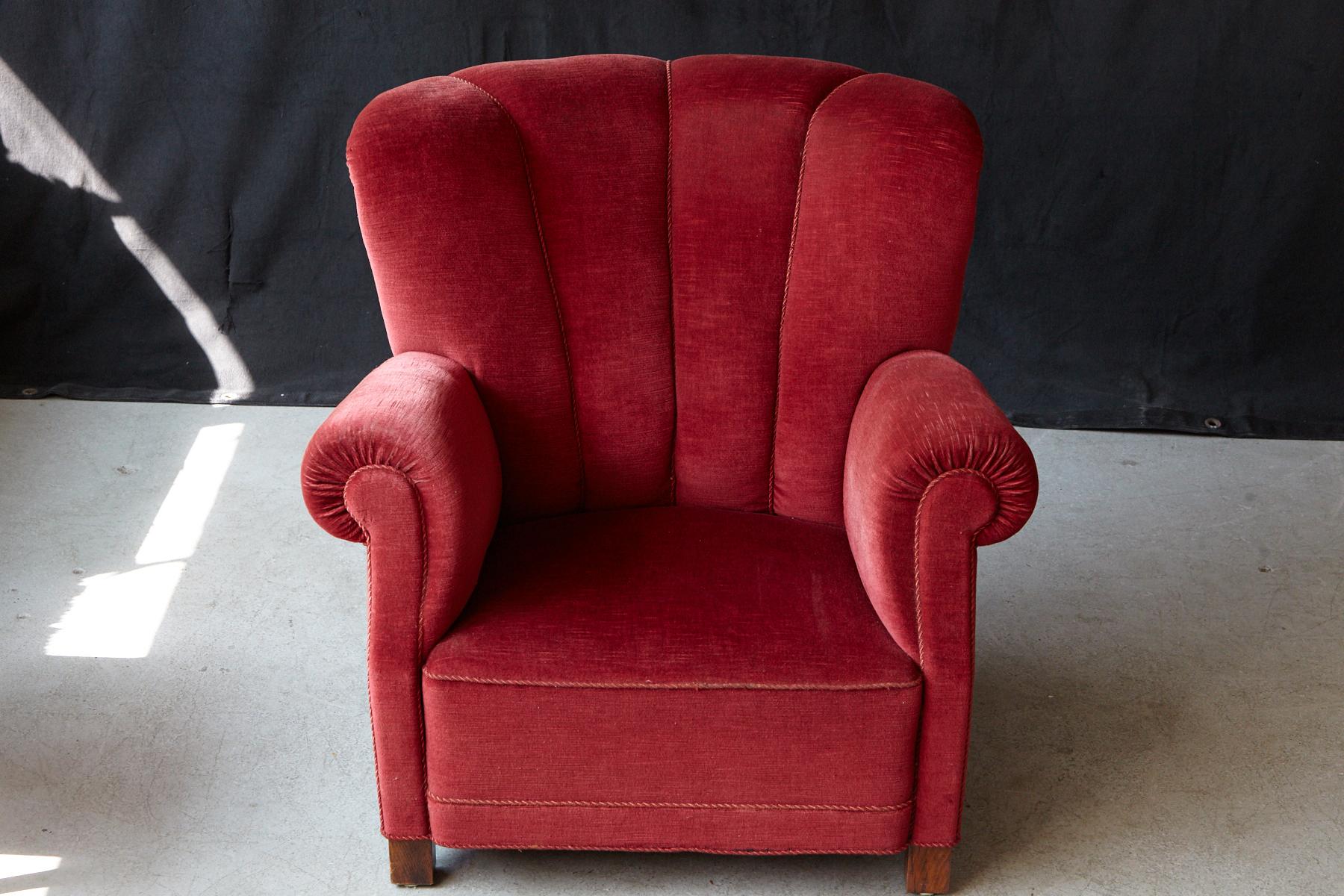 Mid-20th Century Danish Midcentury Modern Fritz Hansen Model 1518 Large Club Chair in Red Velvet