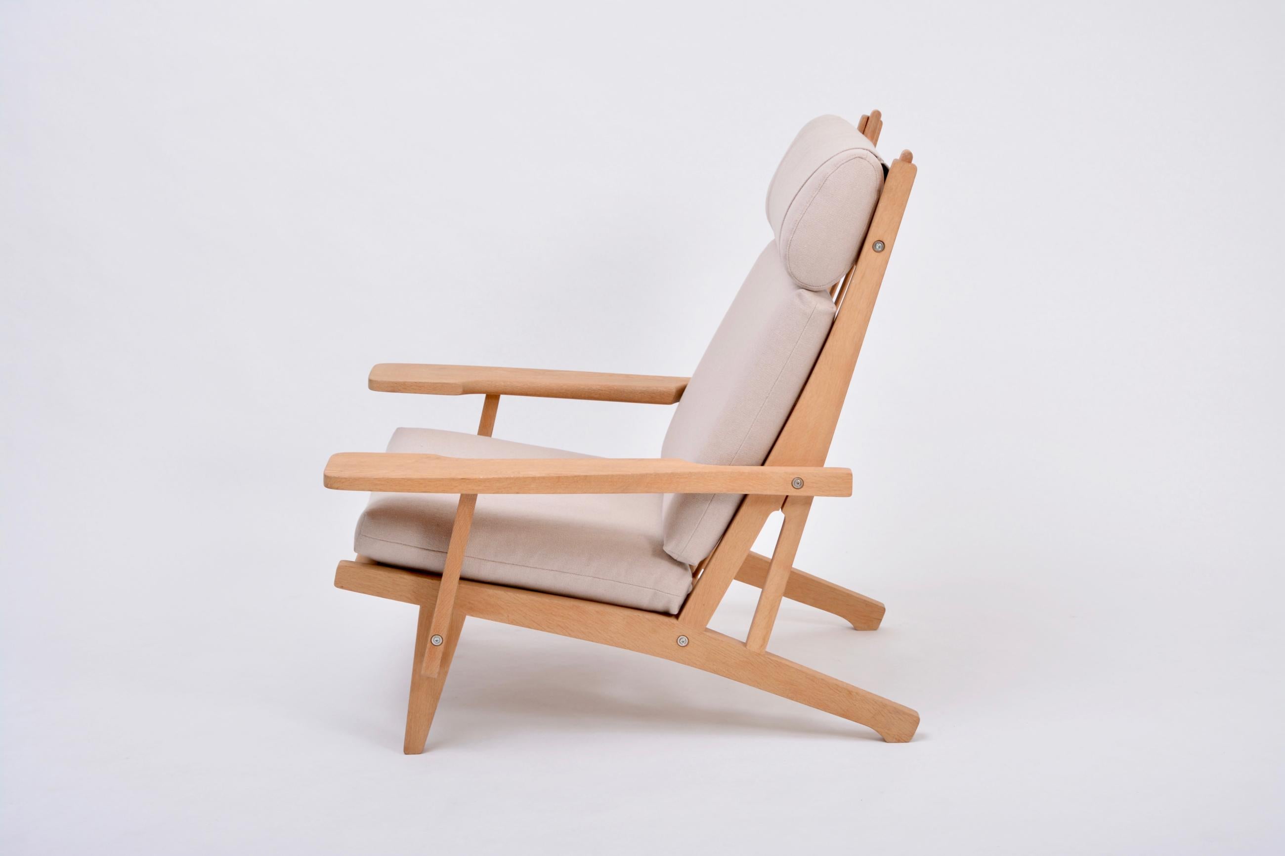 Dänischer Sessel der Jahrhundertmitte GE 375 von Hans J. Wegner für GETAMA

Dieser Sessel ist eine Version des Modells GE 375 mit Armlehnen und hoher Rückenlehne, das Hans J. Wegner 1969 für GETAMA entworfen hat. Das Gestell ist aus Eichenholz, die
