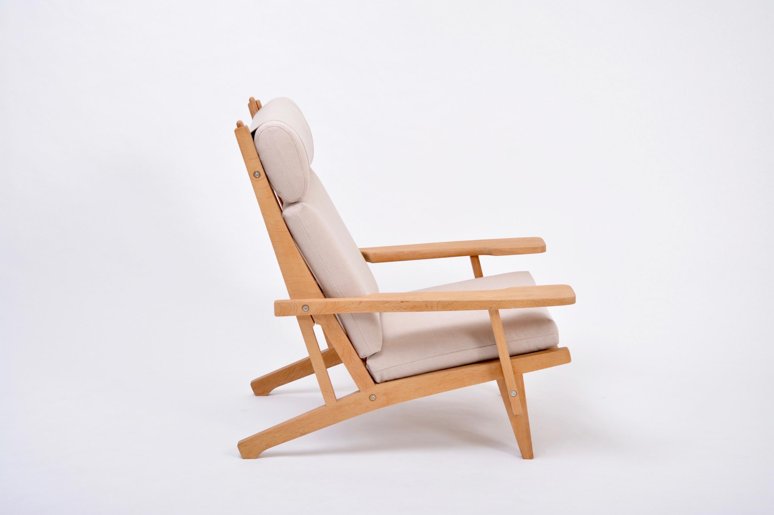 Reupholstered Mid-Century Modern GE 375 Easy Chair by Hans J. Wegner for GETAMA In Good Condition For Sale In Berlin, DE