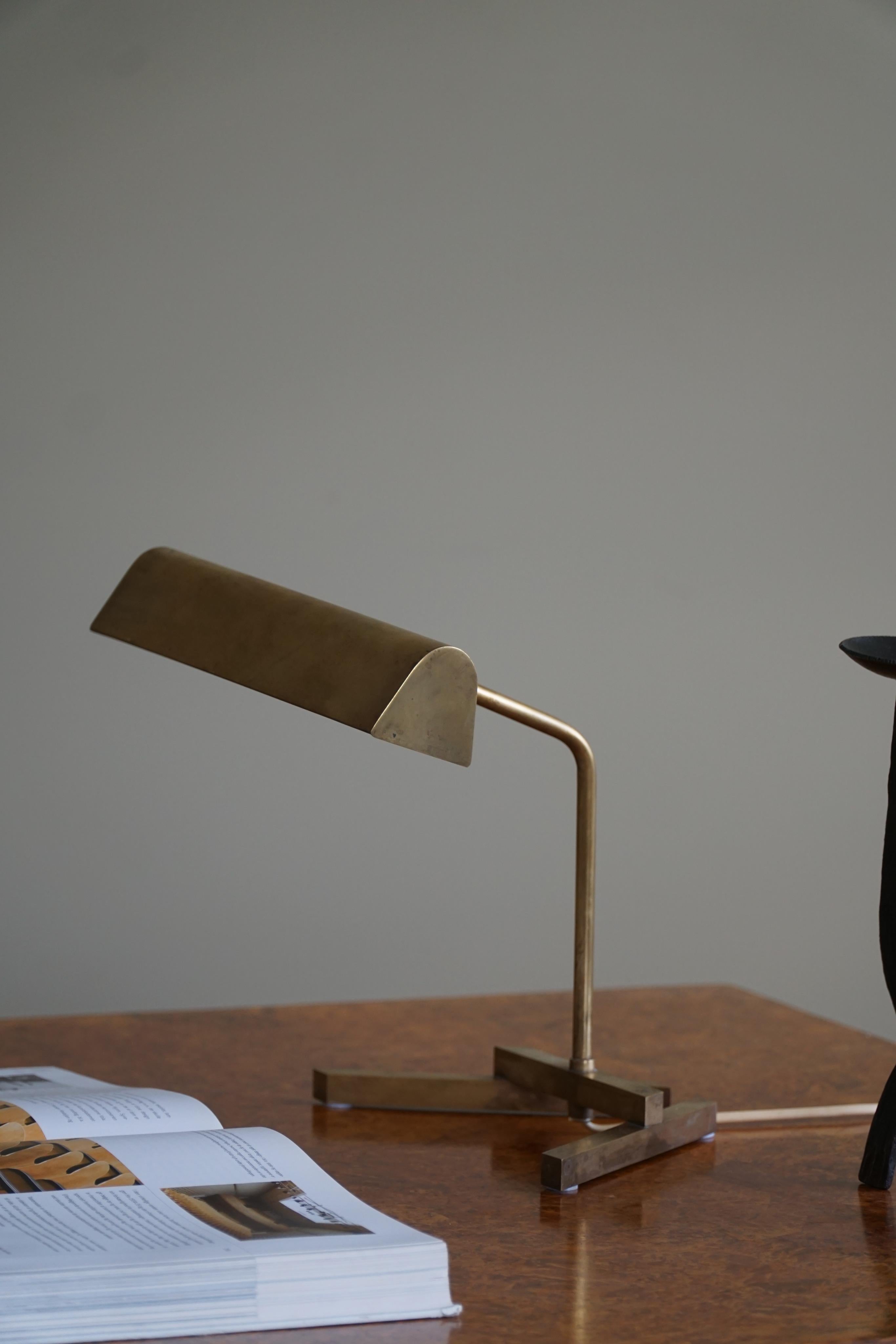 Dänische Mid Century Modern, Geometrische Tischlampe in Messing aus den 1950er Jahren im Angebot 7