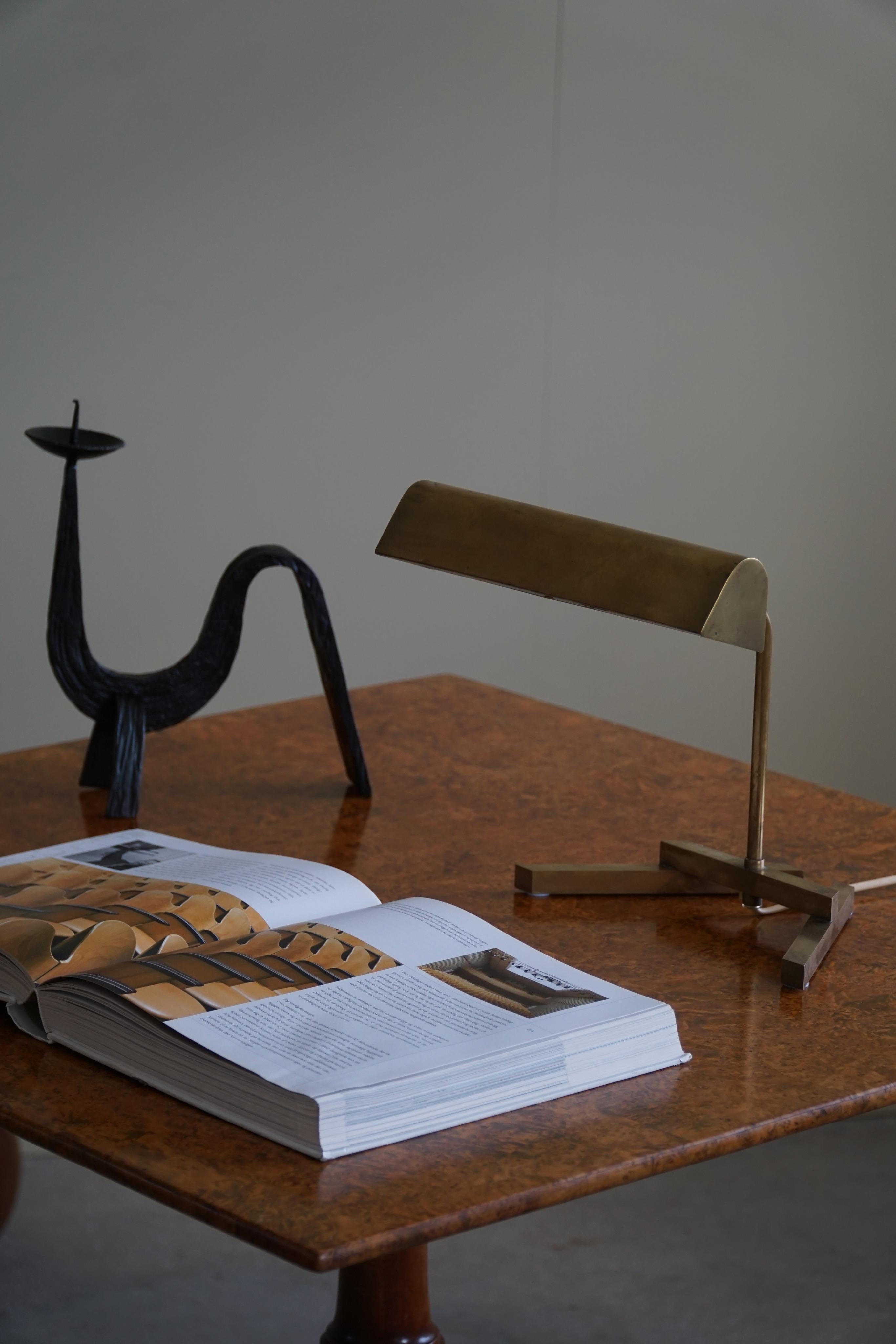 Peppen Sie Ihre Inneneinrichtung mit dieser beeindruckenden dänischen modernen Tischlampe aus den 1950er Jahren auf. Dieses mit viel Liebe zum Detail gefertigte geometrische Meisterwerk aus Messing verkörpert die Eleganz und Innovation des dänischen