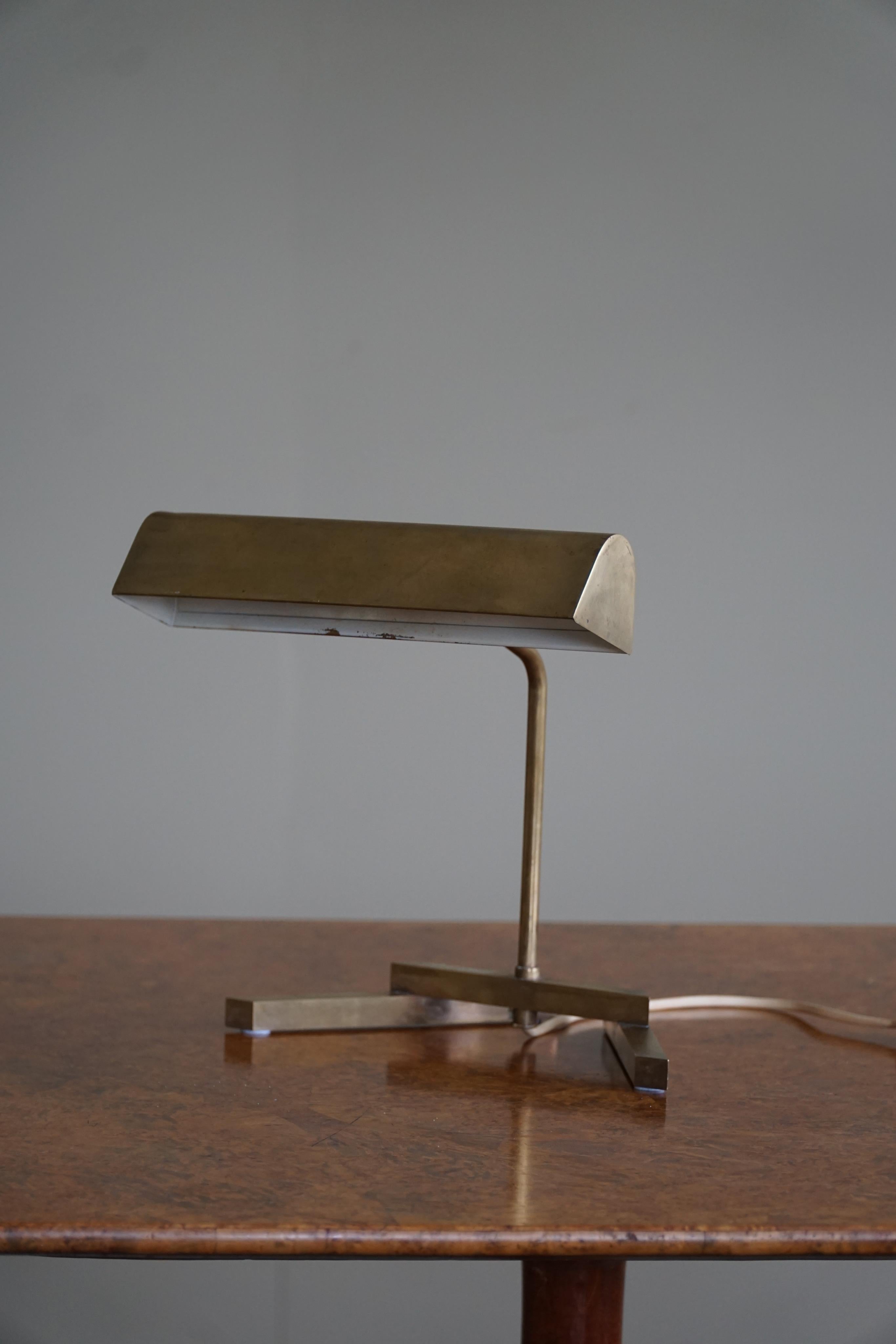 Dänische Mid Century Modern, Geometrische Tischlampe in Messing aus den 1950er Jahren (Moderne der Mitte des Jahrhunderts) im Angebot