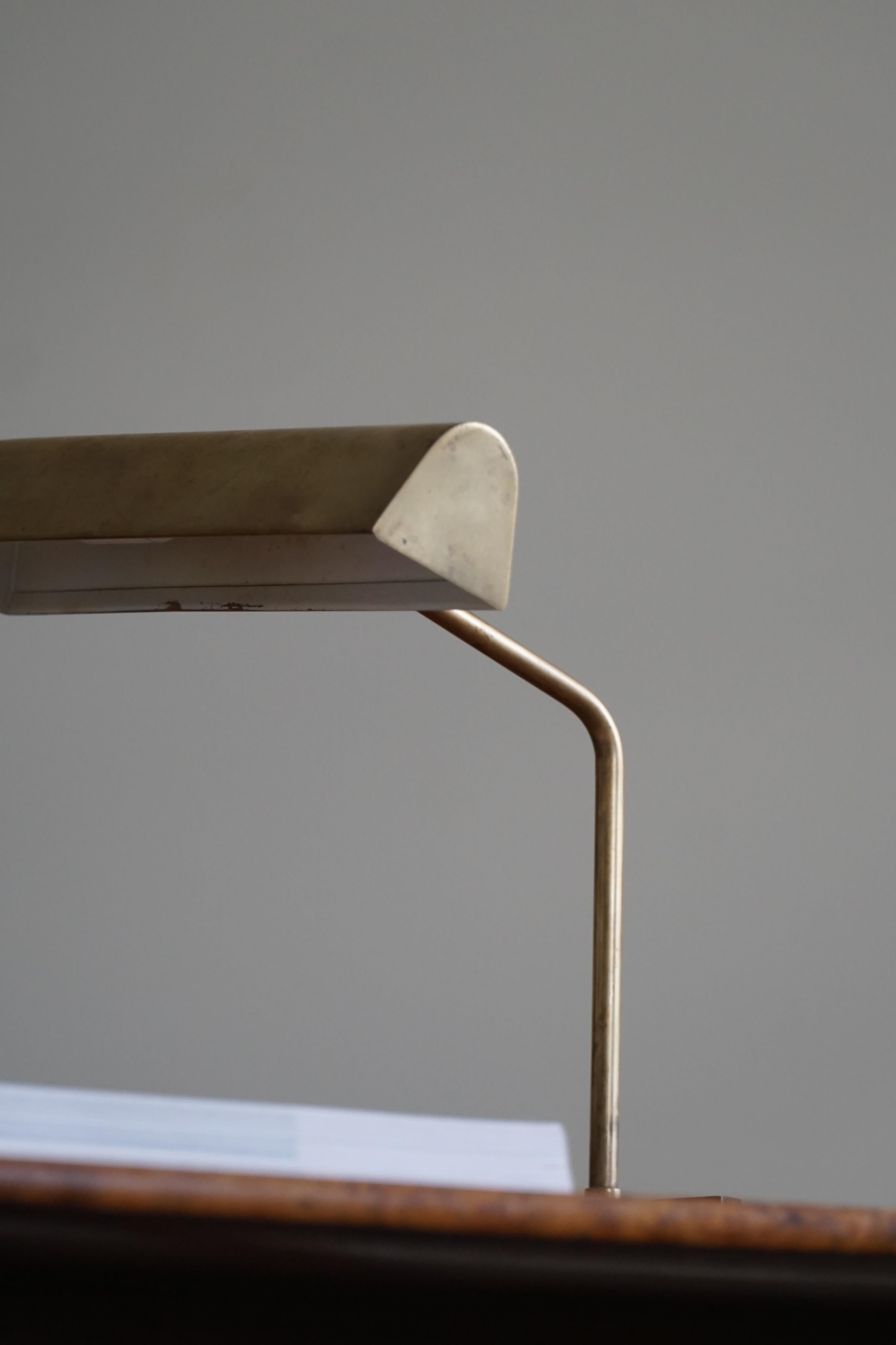 Danois Lampe de table géométrique danoise en laiton des années 1950 The Moderns en vente
