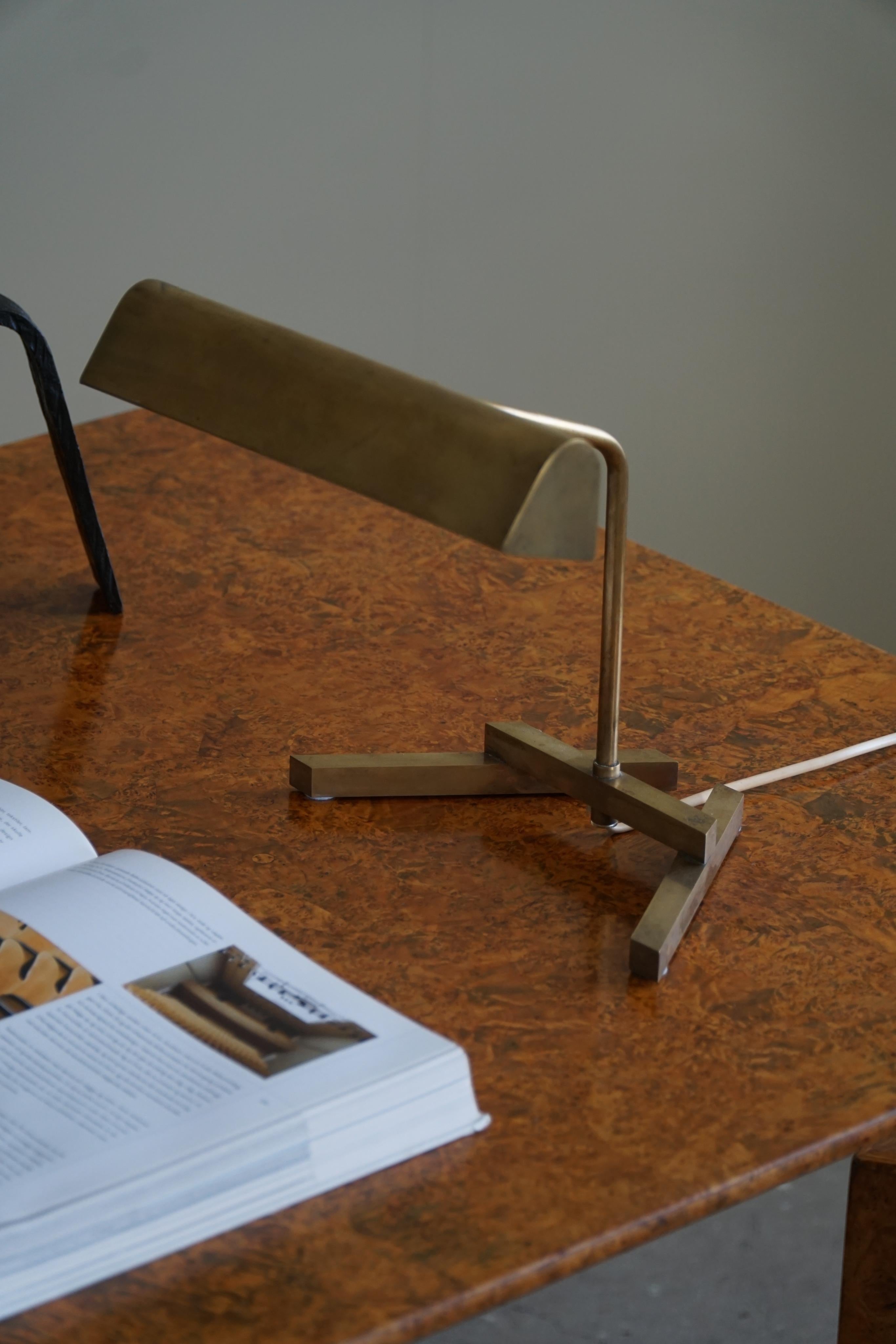 20ième siècle Lampe de table géométrique danoise en laiton des années 1950 The Moderns en vente