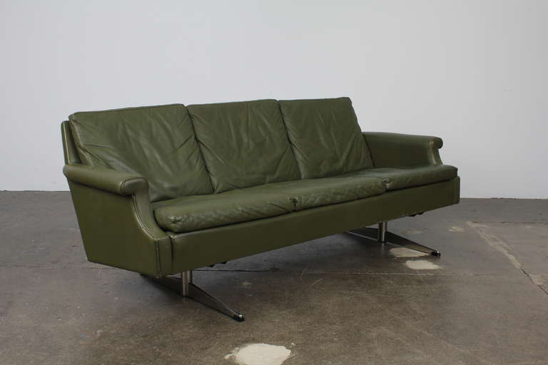 1960s Danish Mid-Century Modern three-seat green leather sofa with floating style metal legs. Leather is original and it is in very good condition, with nice patina but no tears, rips or major scratches.