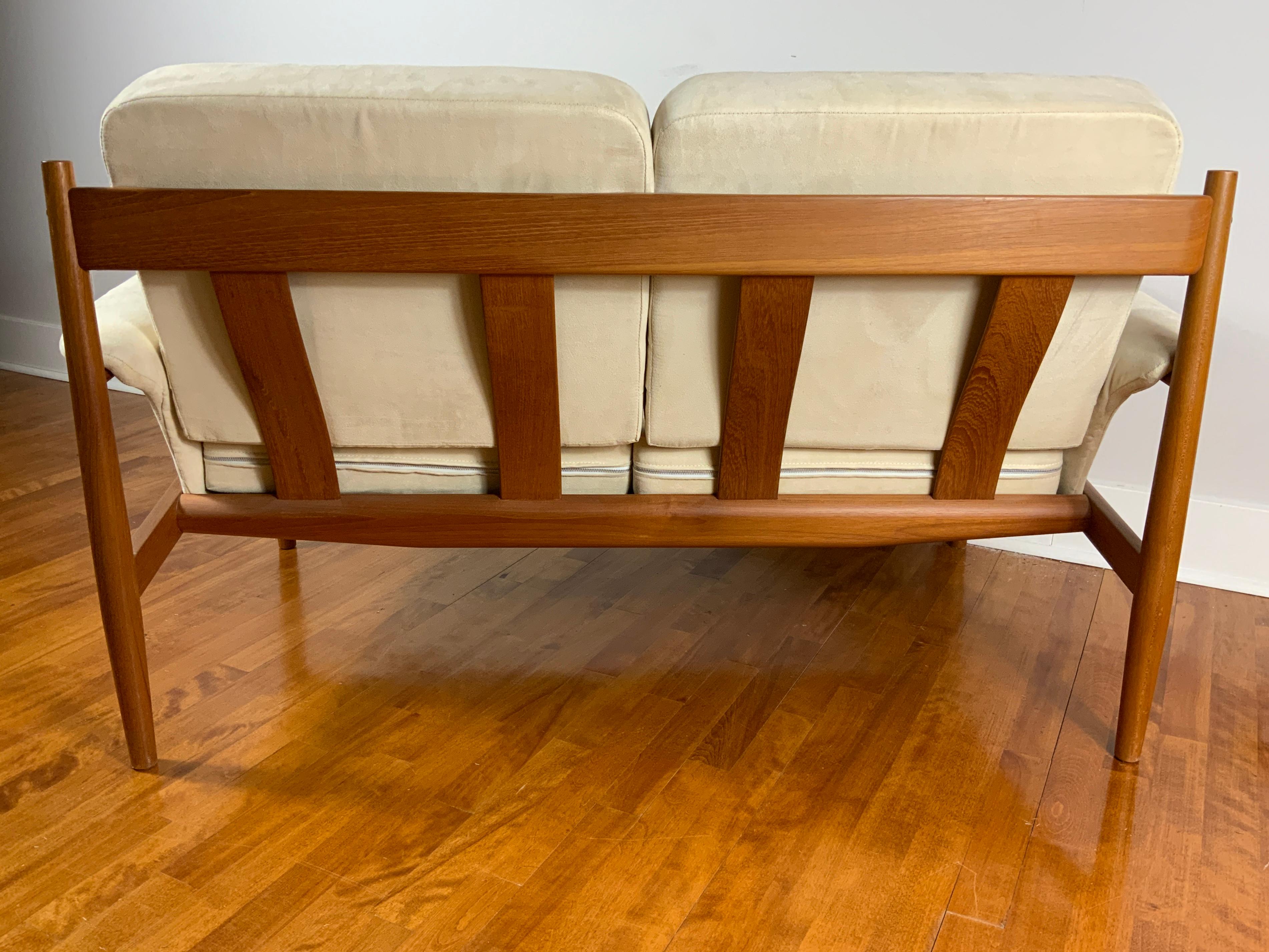 Danish MId-Century Modern Grete Jalk Settee for France and Son, ca. 1960’s In Good Condition For Sale In Hampstead, QC