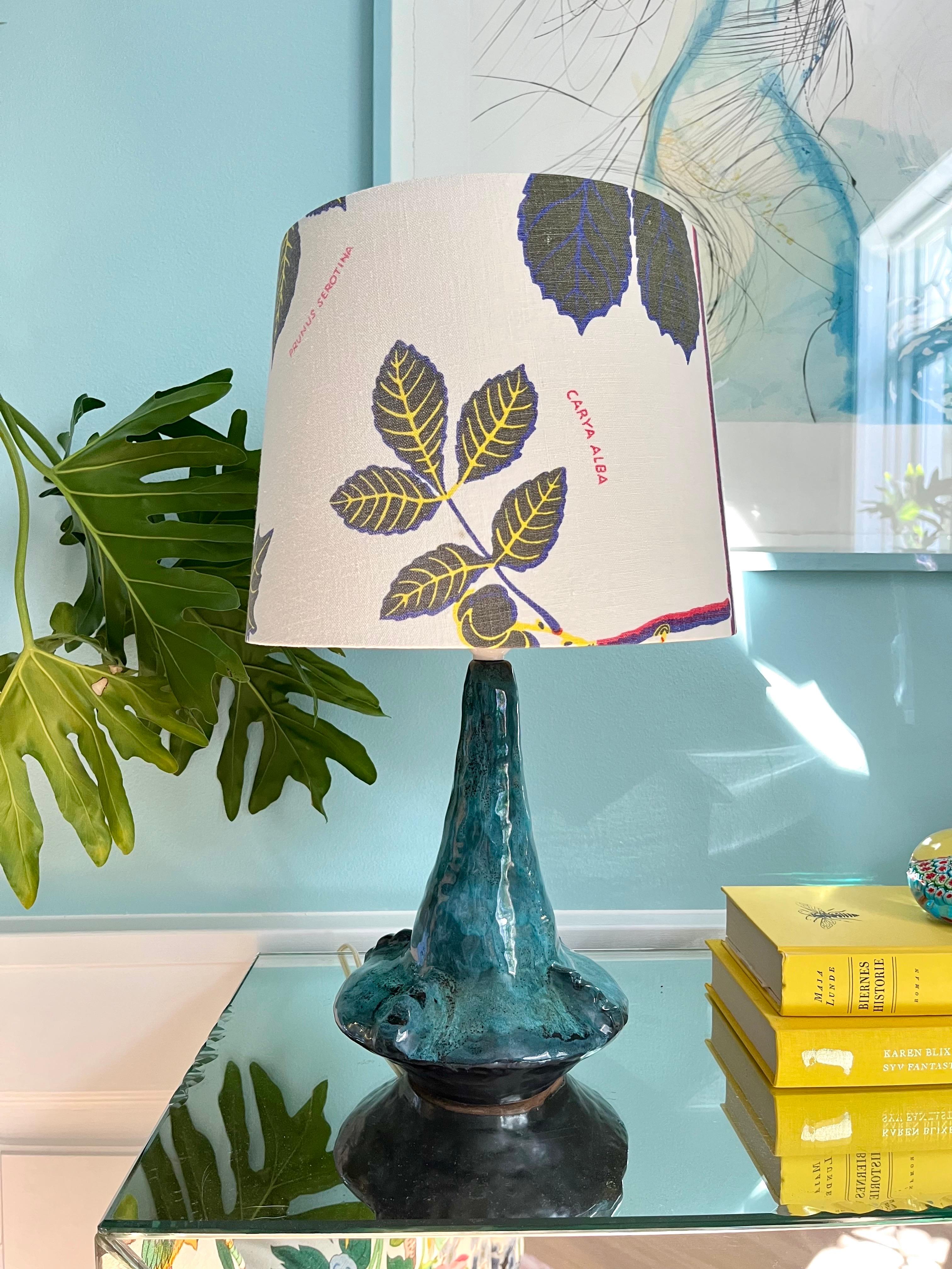 Lampe de table danoise en grès fabriquée à la main au milieu du siècle dernier, 1963

Lampe de table danoise unique en grès, fabriquée à la main par un artiste céramiste indépendant en 1963. La lampe présente une silhouette sculpturale saisissante :