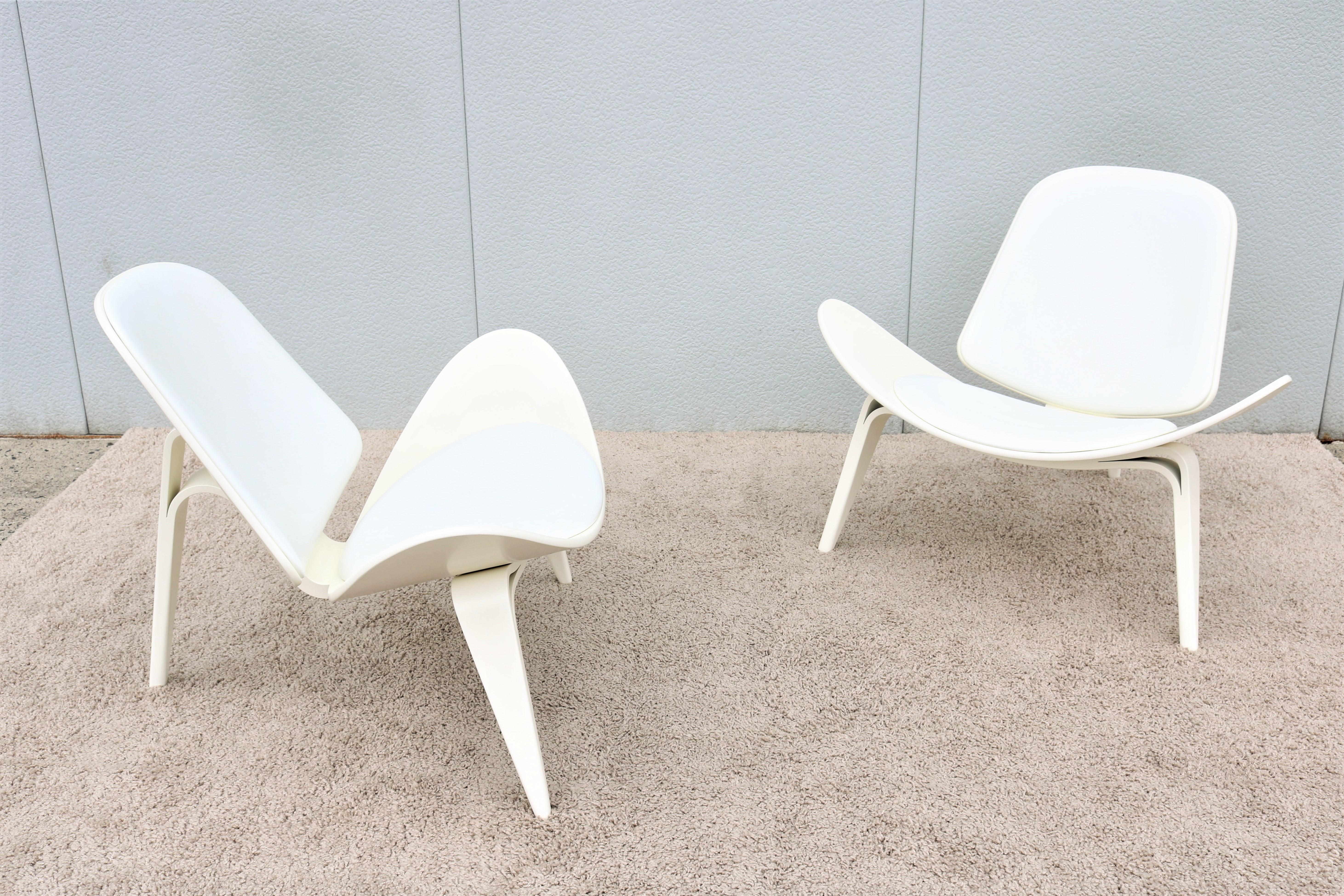 L'élégante chaise à coque CH07 est confortable et bien conçue ; elle est considérée comme l'un des designs les plus emblématiques et révolutionnaires de Hans J. Wegner.
Son assise en forme d'aile, son élégant dossier incurvé et ses trois pieds
